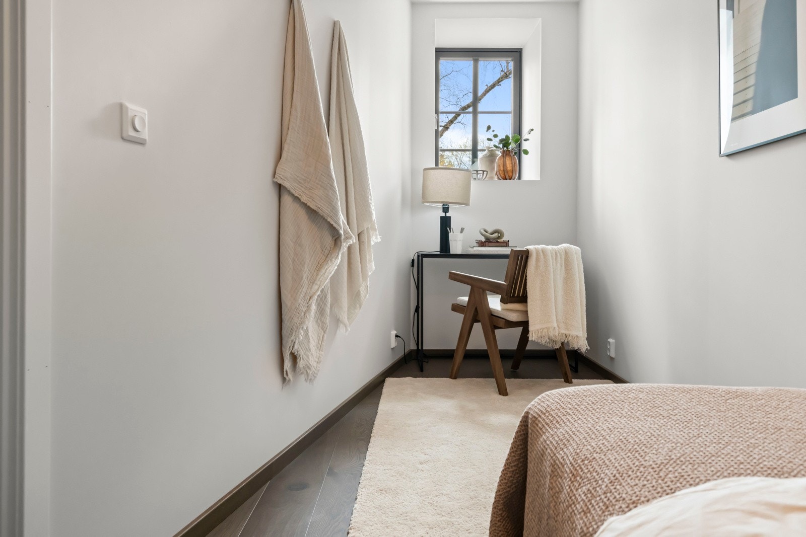 Soverom 3 er ca 8,5 og har plass til enkeltseng, skrivebord og kommode. Galleribilde