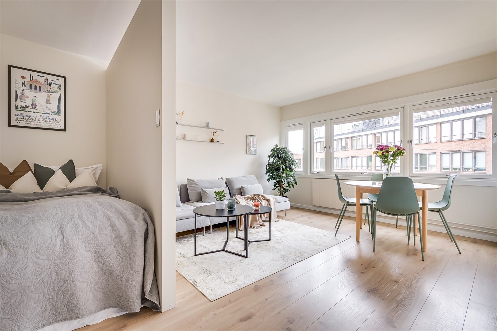 Leiligheten oppleves som svært lys og innbydende Galleribilde