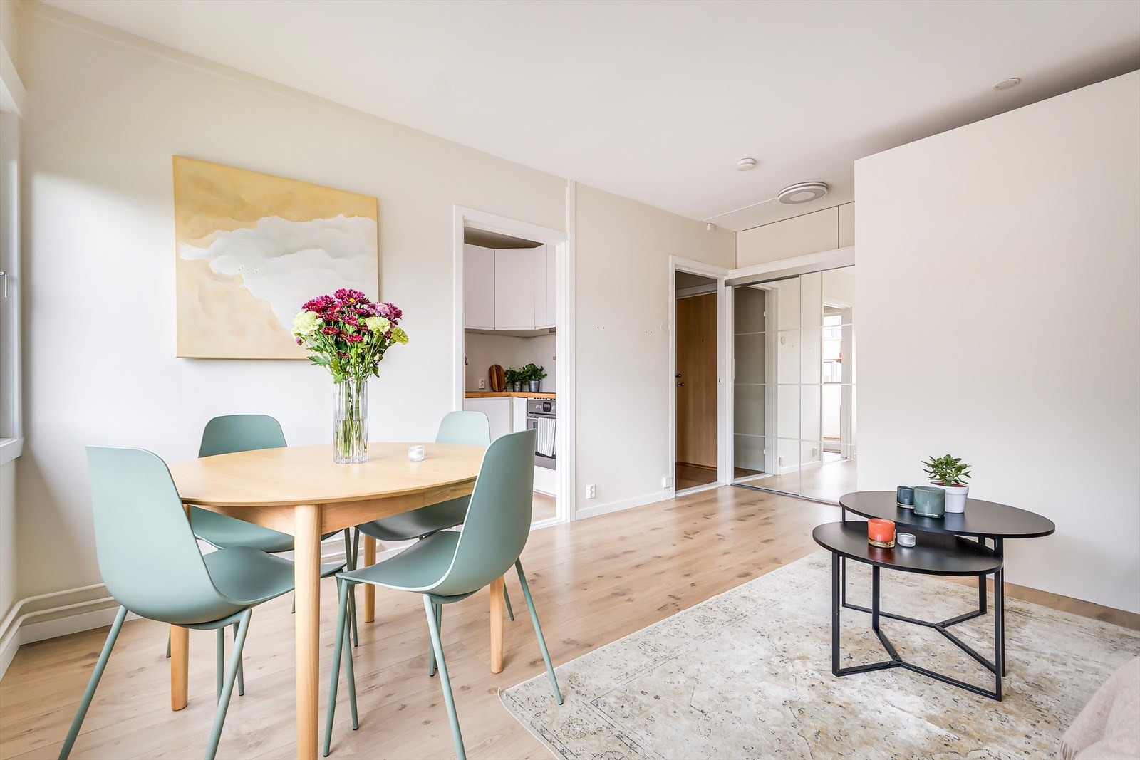 Leiligheten har en sosial planløsning med god plass til sofa, spisebord, samt øvrig møblement Galleribilde