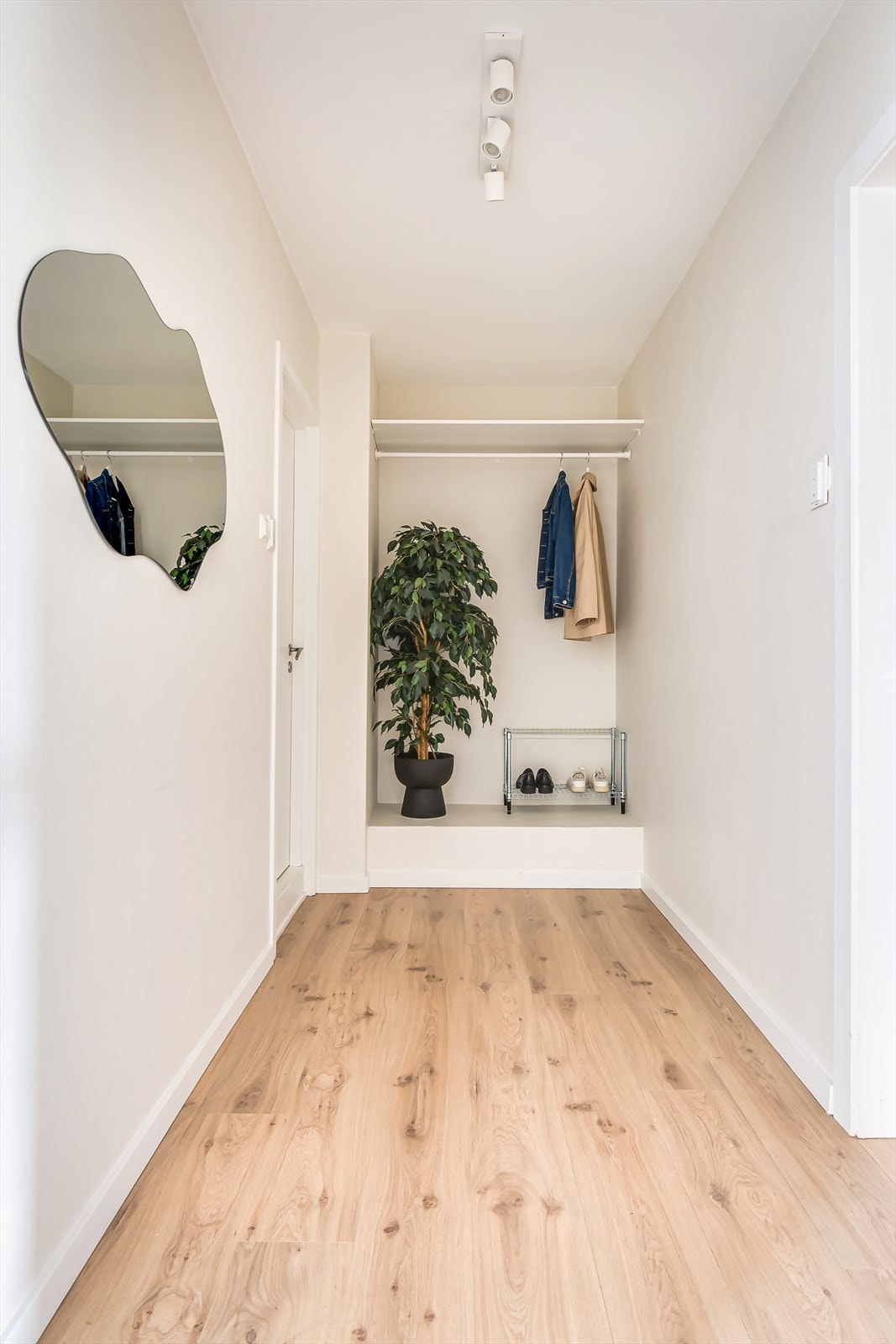 Lys og innbydende entré gir et godt førsteinntrykk av leiligheten Galleribilde