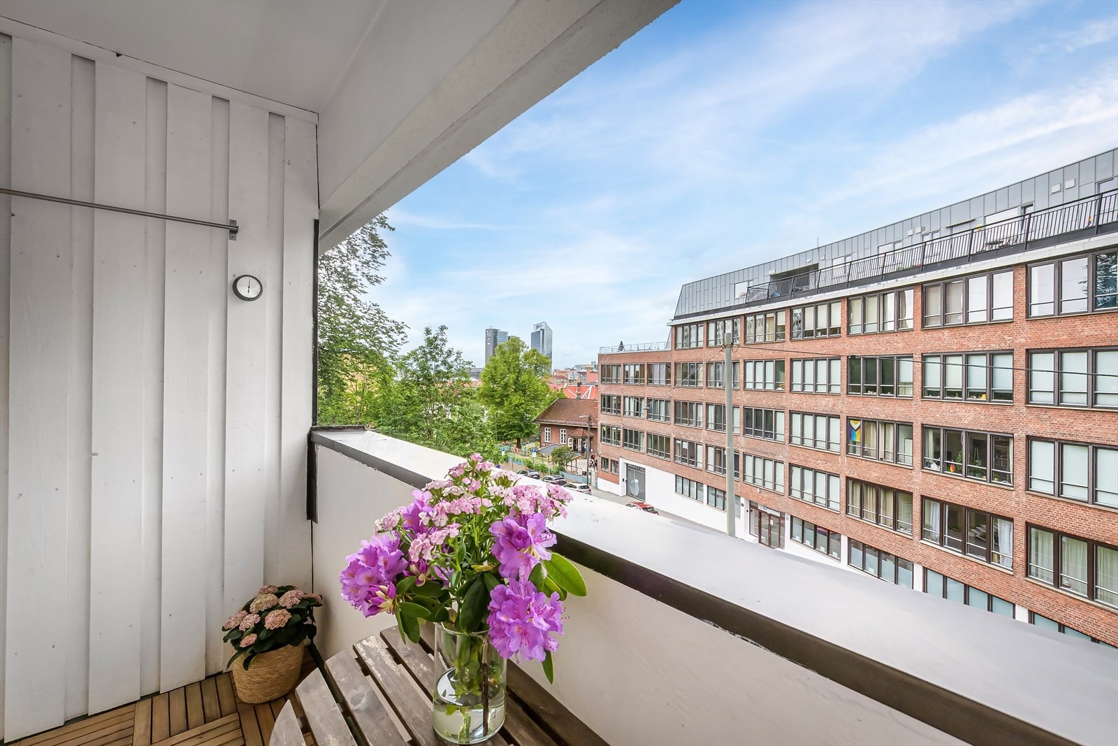 Balkongen ligger vendt ut mot en rolig gate Galleribilde