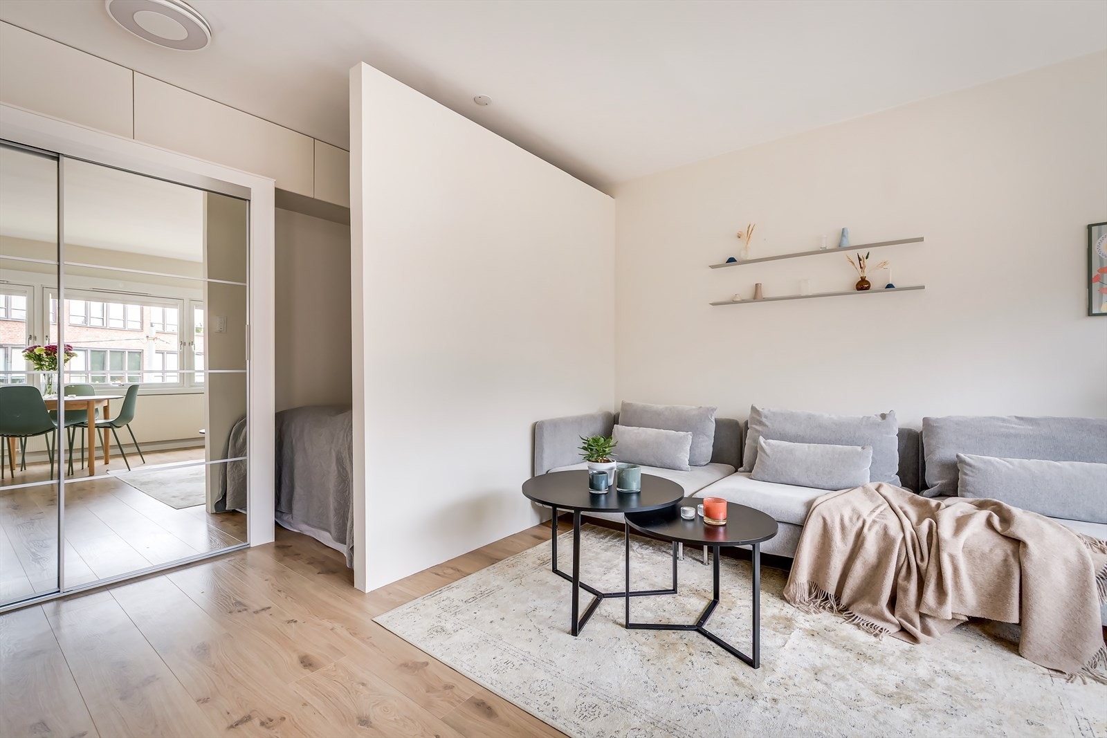 Stort garderobeskap med speil gir en romslig romfølelse og gode oppbevaringsmuligheter Galleribilde