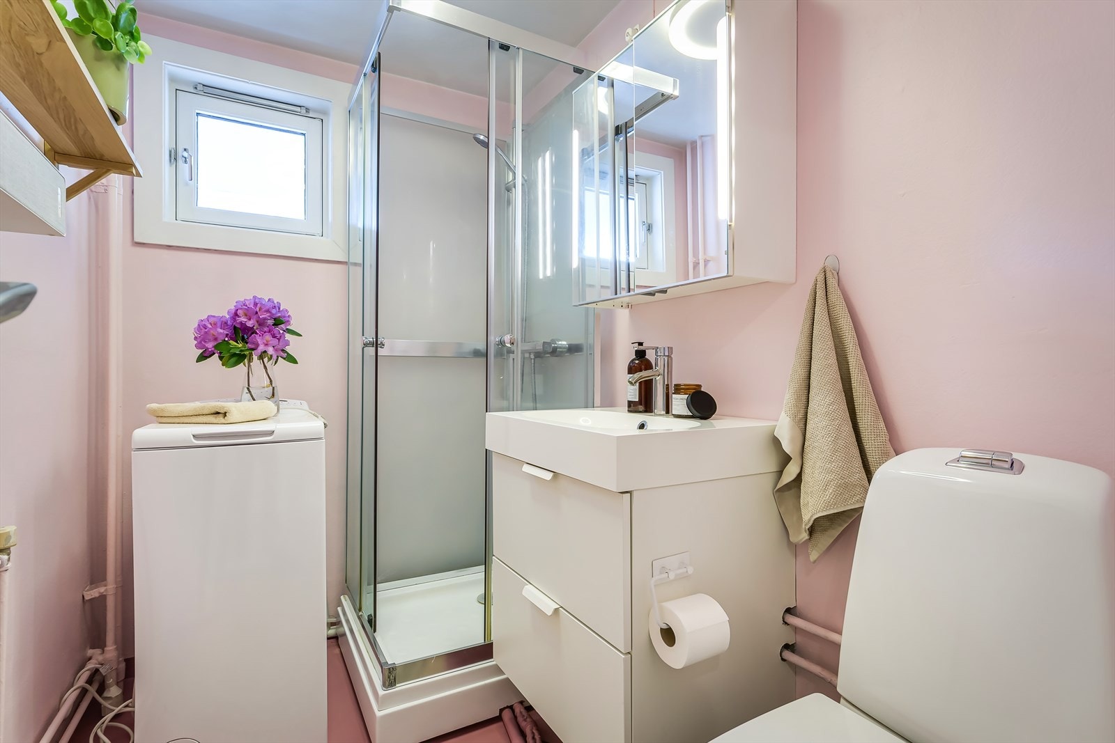 Bad med opplegg for vaskemaskin Galleribilde