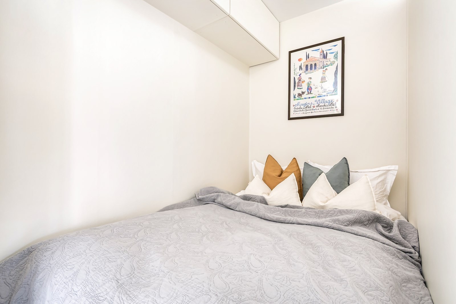 Sovealkove med plass til dobbeltseng. Her har du plass til ekstra oppbevaring i vegghengte hyller Galleribilde