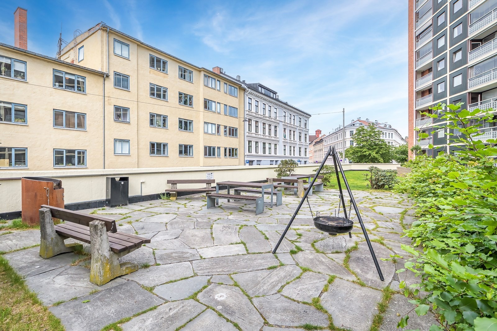 Pent opparbeidet bakgård med bålpanne, benker og bord Galleribilde