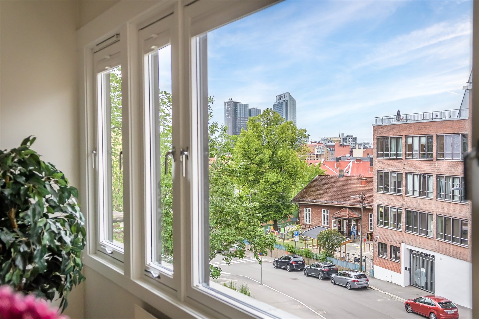 Fra leiligheten er det kort vei til Tøyen, Oslo S, Botanisk Hage, Grünerløkka, Barcode, samt Sørenga. Her har du gangavstand til alt Galleribilde