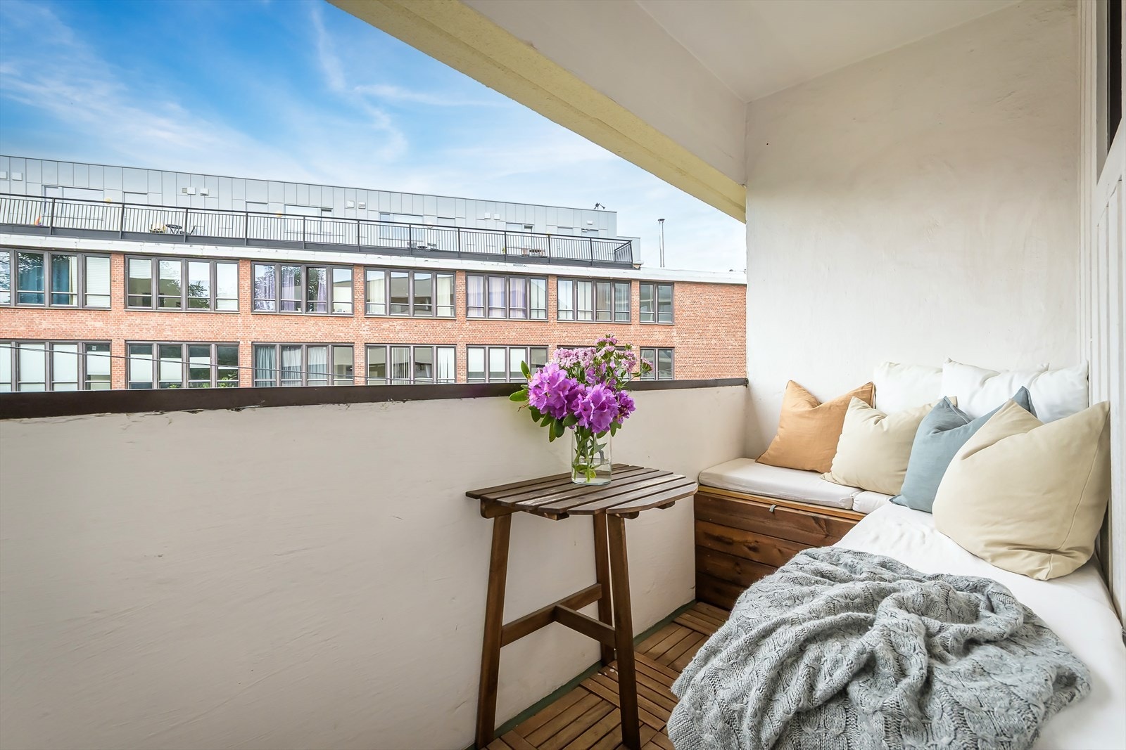 Fra kjøkkenet har du tilgang til en herlig nordvest-vendt balkong på ca. 4 m² Galleribilde