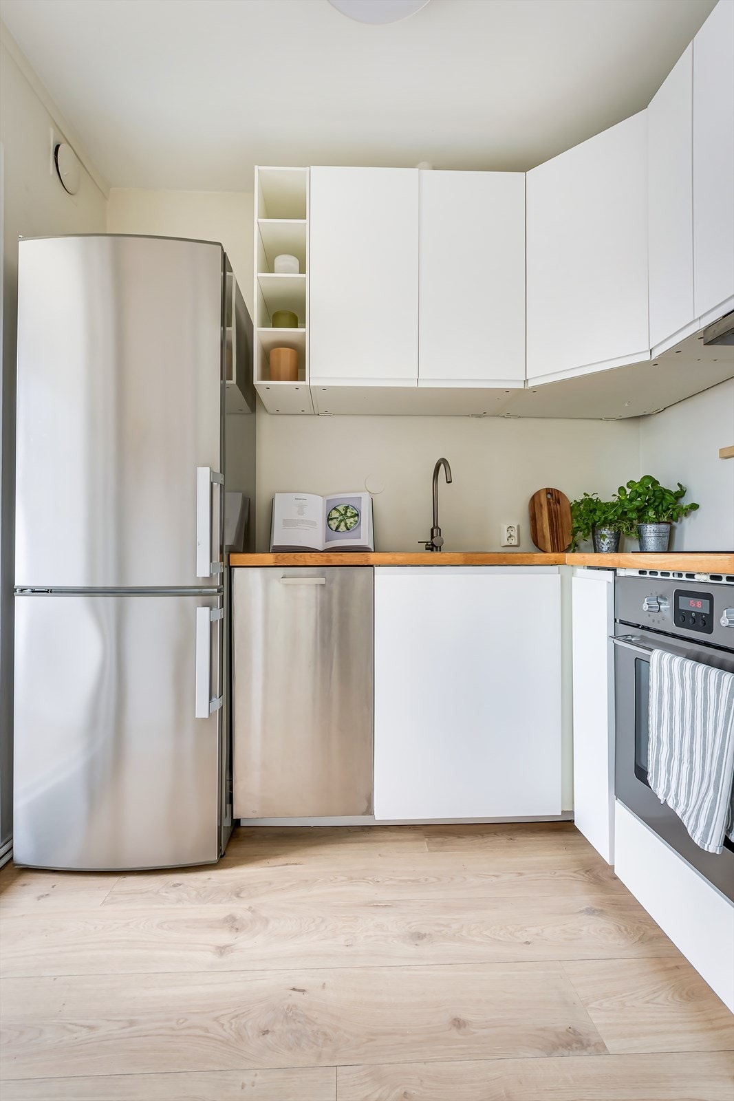 Det er hvitevarer som kjøl/fryseskap, oppvaskmaskin, platetopp og stekeovn Galleribilde