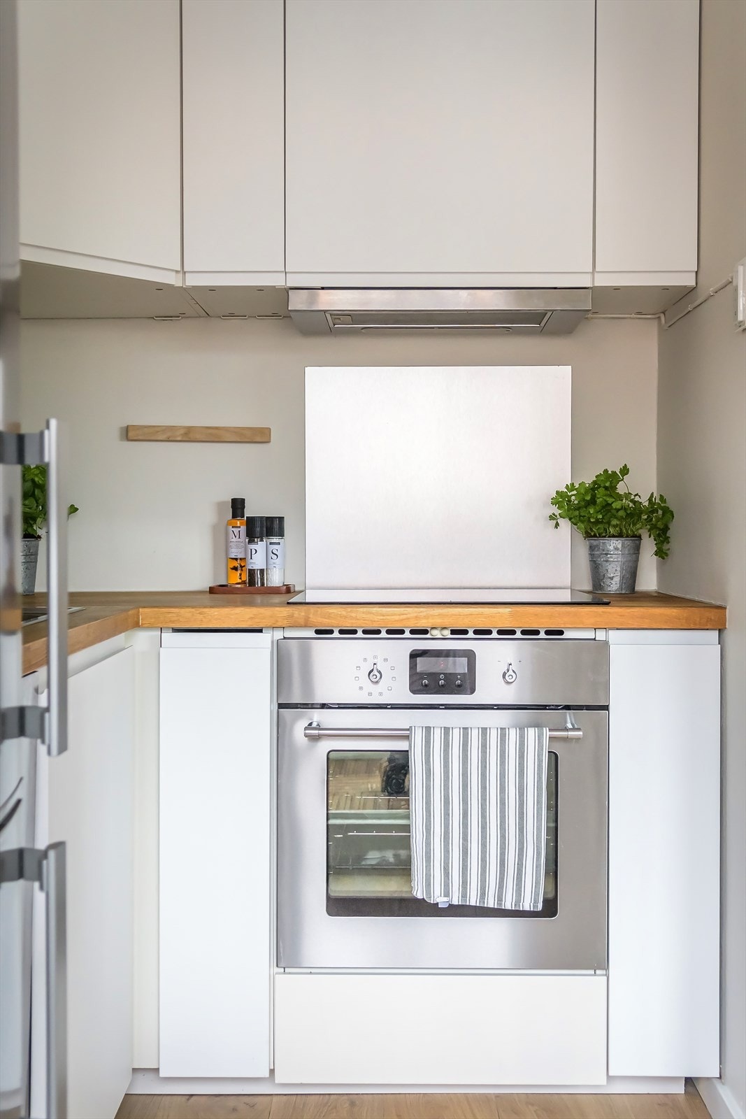 Kjøkkenet har en funksjonell utforming med rikelig skap- og benkeplass Galleribilde