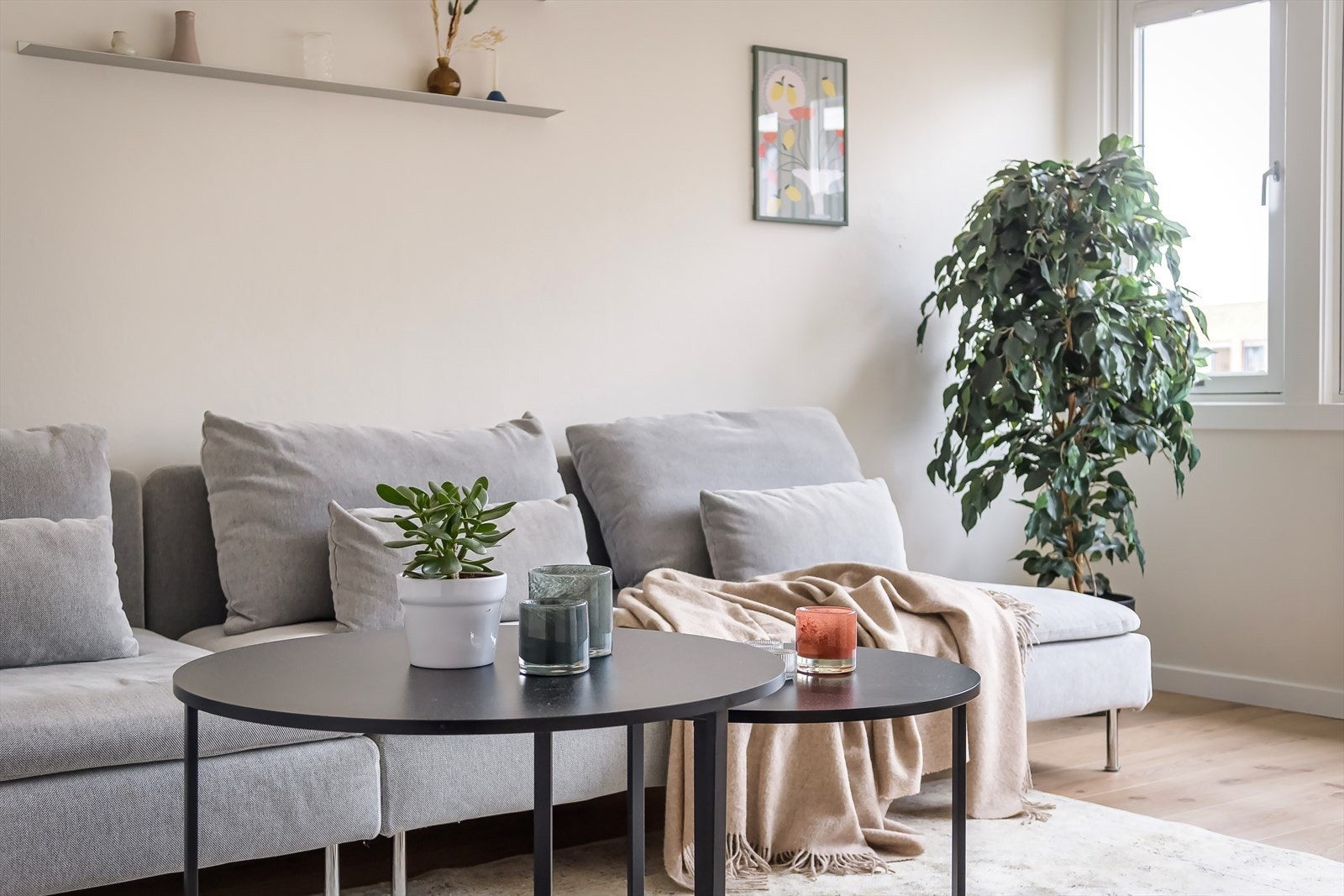 Romslig stue med store vindusflater som gir rommet en hyggelig atmosfære Galleribilde