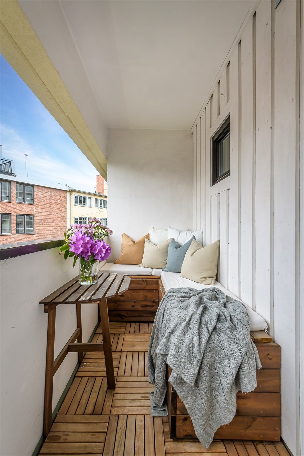 Med plassbygd utesofa og overbygd tak kan du nyte sommeren tross litt ruskevær Galleribilde