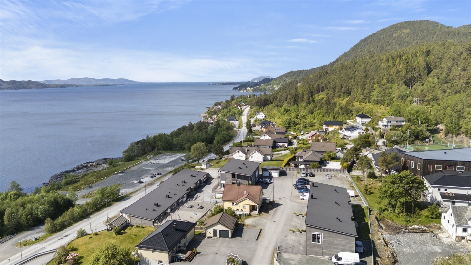 Brandsøy barnehage- og skule ligg like nord for eigedoemen. Det er også kort gangavstand til turstiane i Brandsøyåsen. Galleribilde