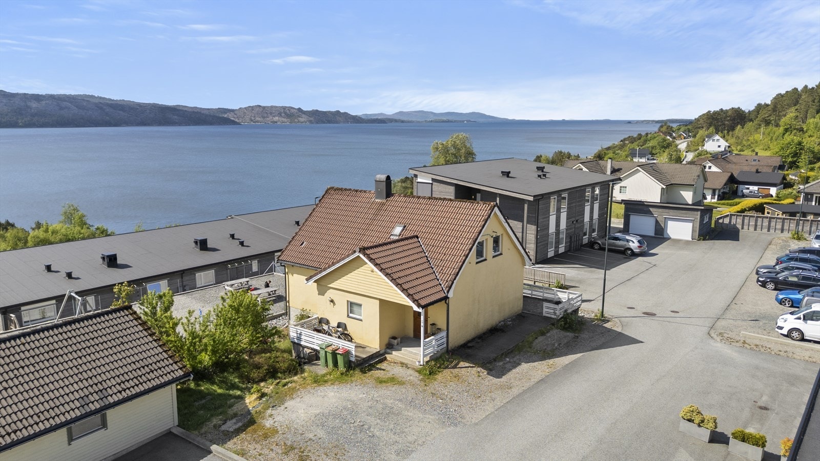 Eigedomen er eit eldre hus i nyetablert bustadfelt Galleribilde