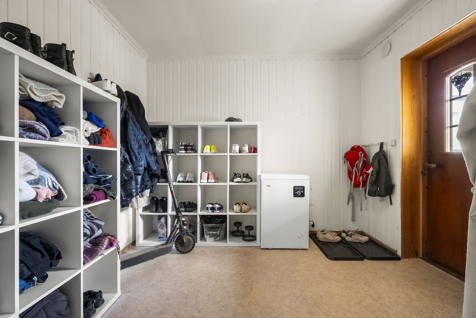 Velkommen inn - eigedomen har eit romsleg vindfang Galleribilde