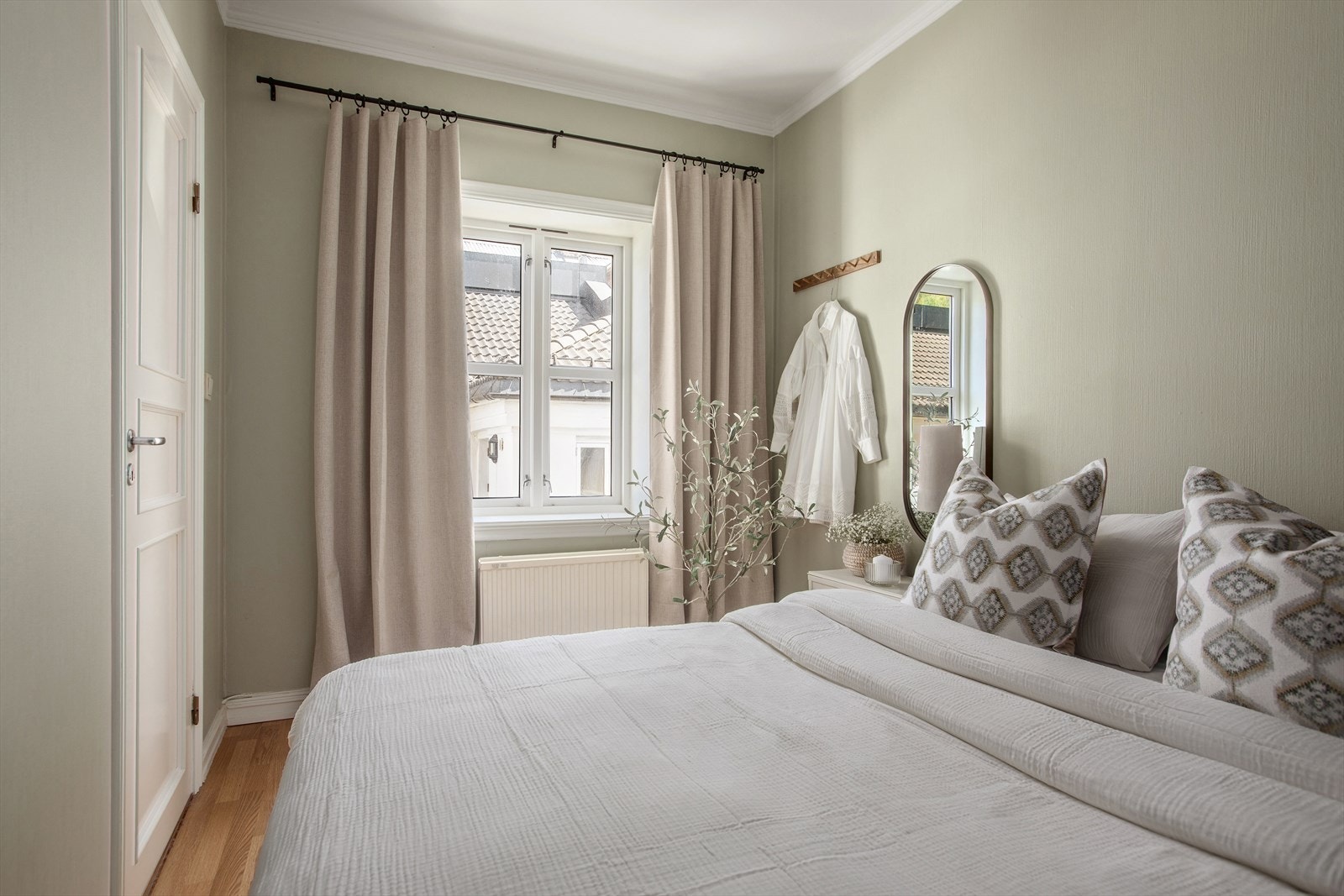 Soverommet er lyst og lekkert med god plass til dobbeltseng Galleribilde