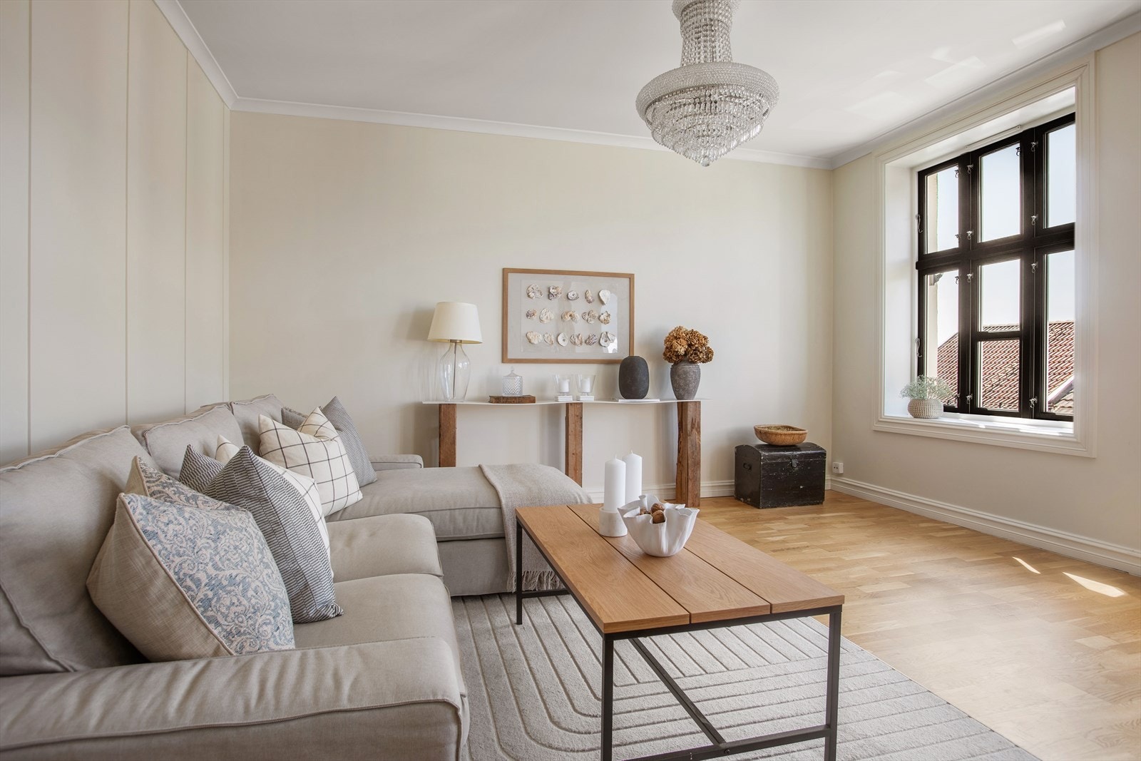 Leiligheten er preget av klassiske detaljer og god takhøyde Galleribilde