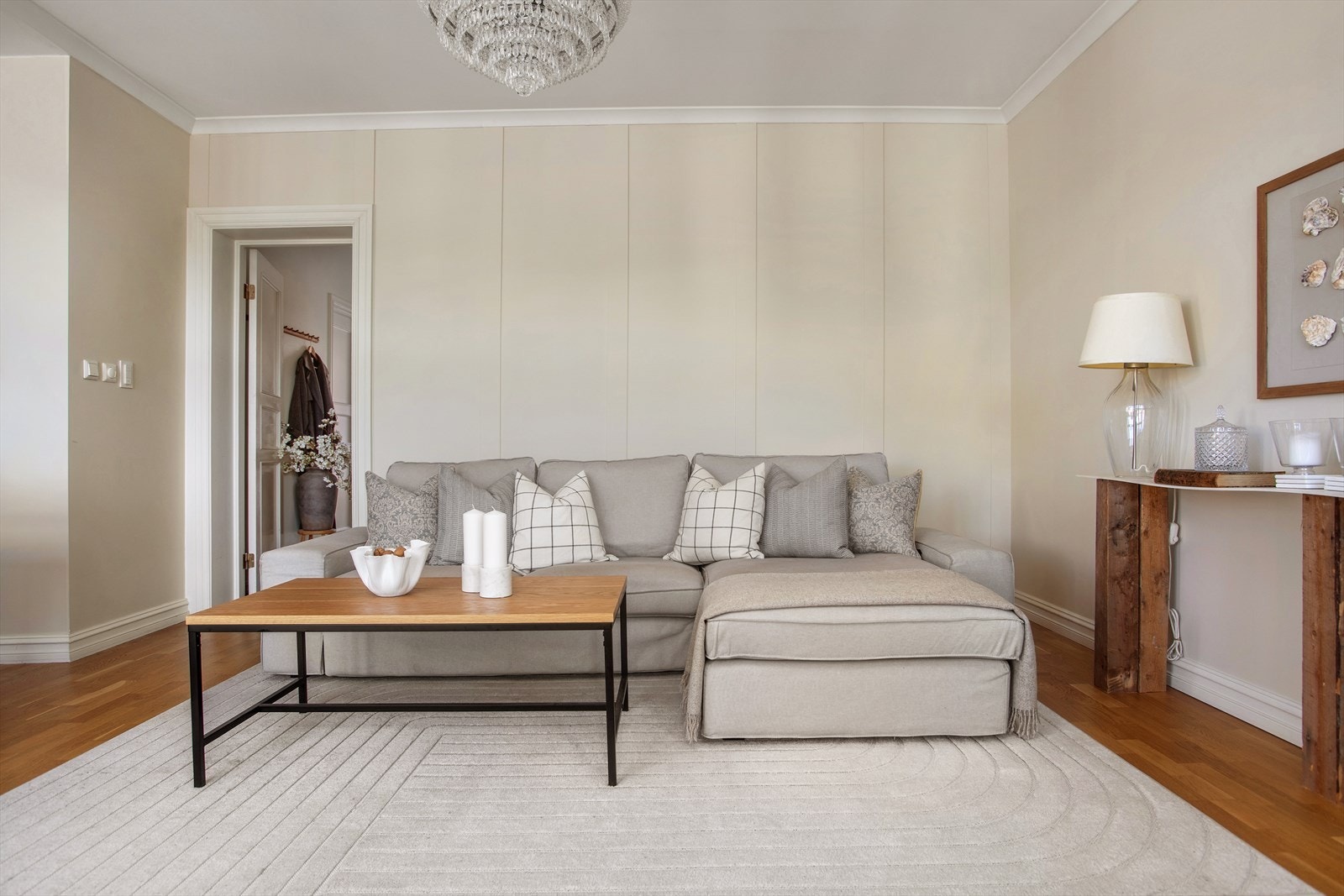 Stuen gir god plass for sofagruppe med tilhørende tv-møblement Galleribilde