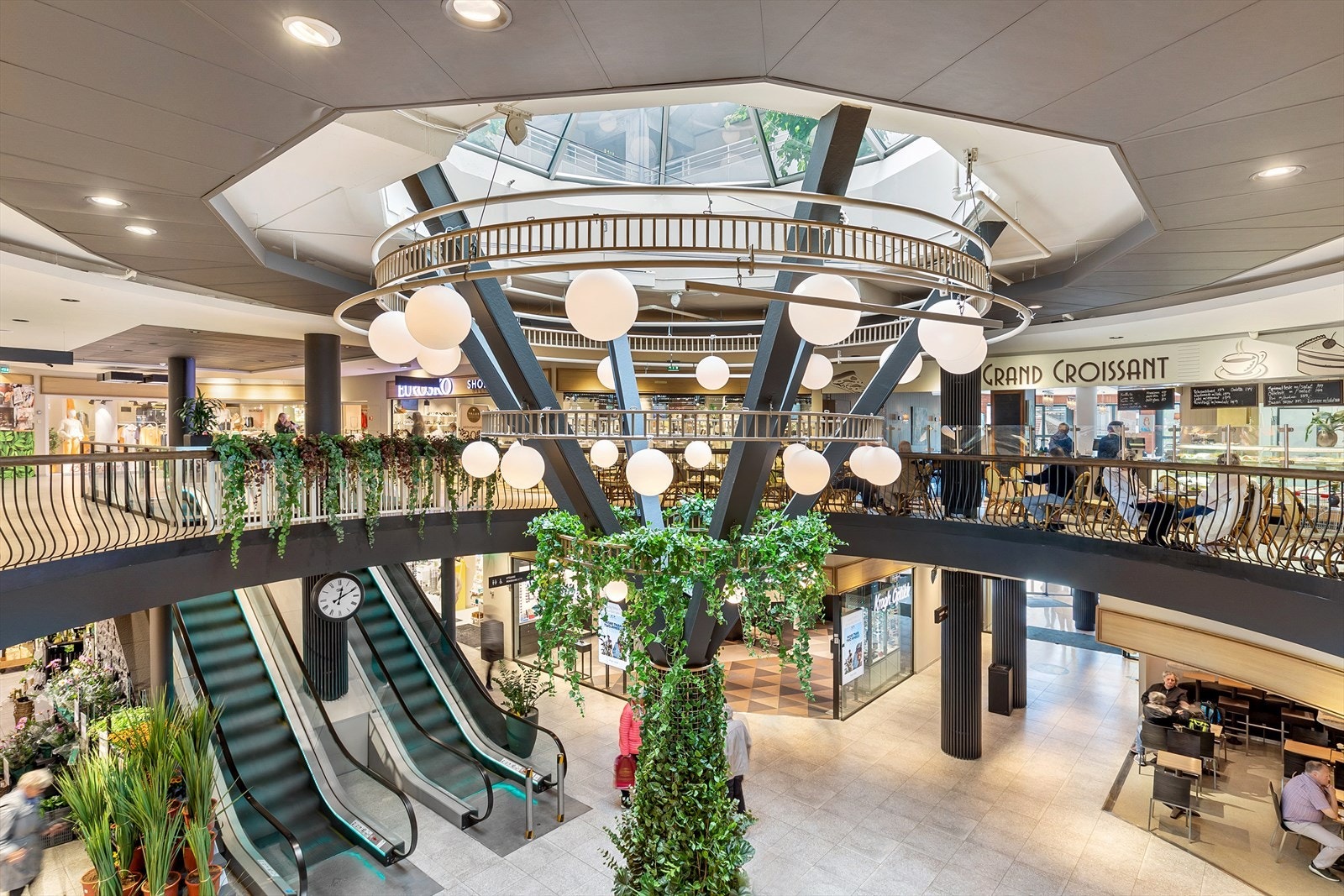 Sentrum har også flere sentre, hvor Torget Vest blant annet har Vinmonopol og ferskvaredisk på Spar Galleribilde