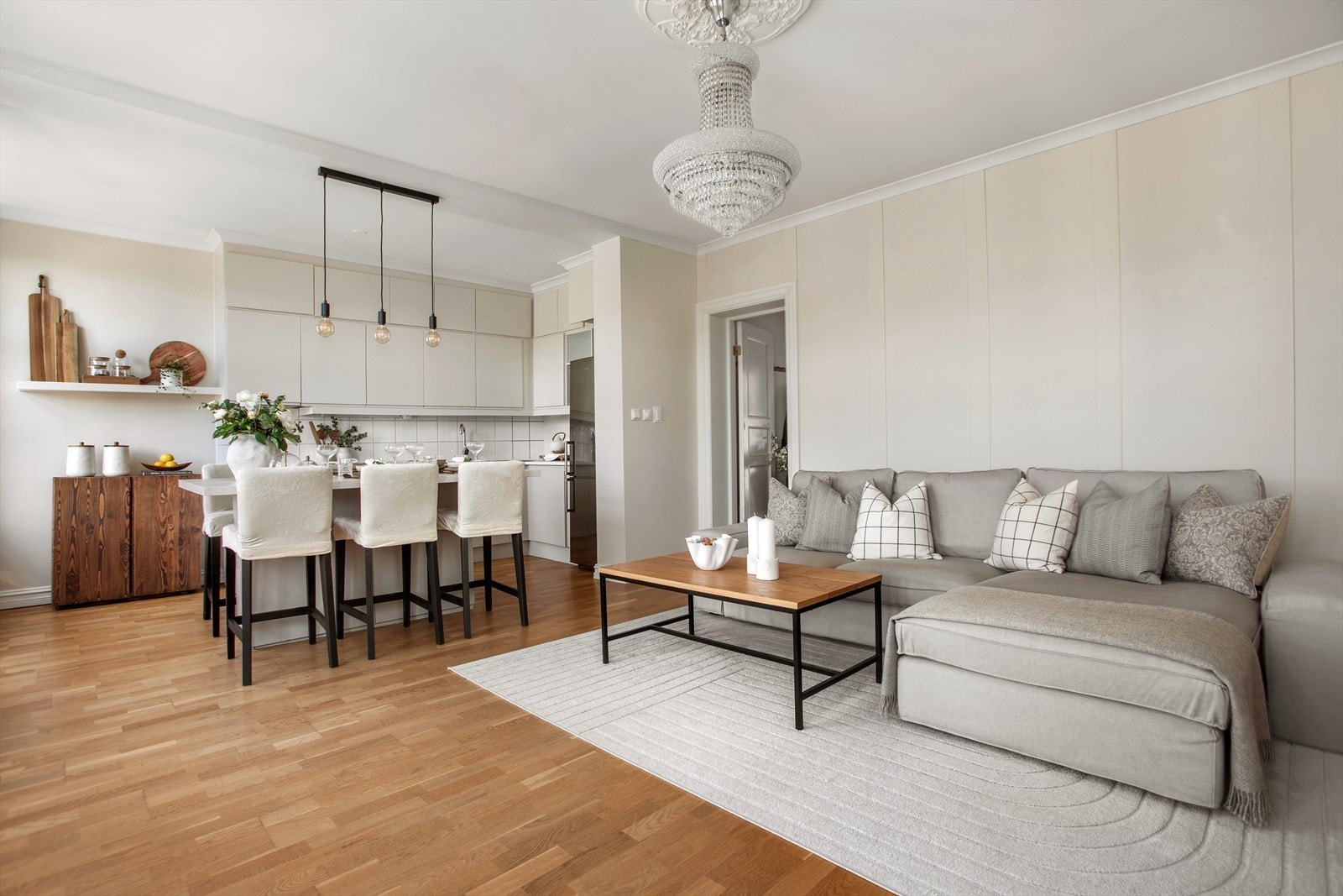 Stue og kjøkken er i en åpen løsning som bidrar til et sosialt og hyggelig oppholdsrom Galleribilde