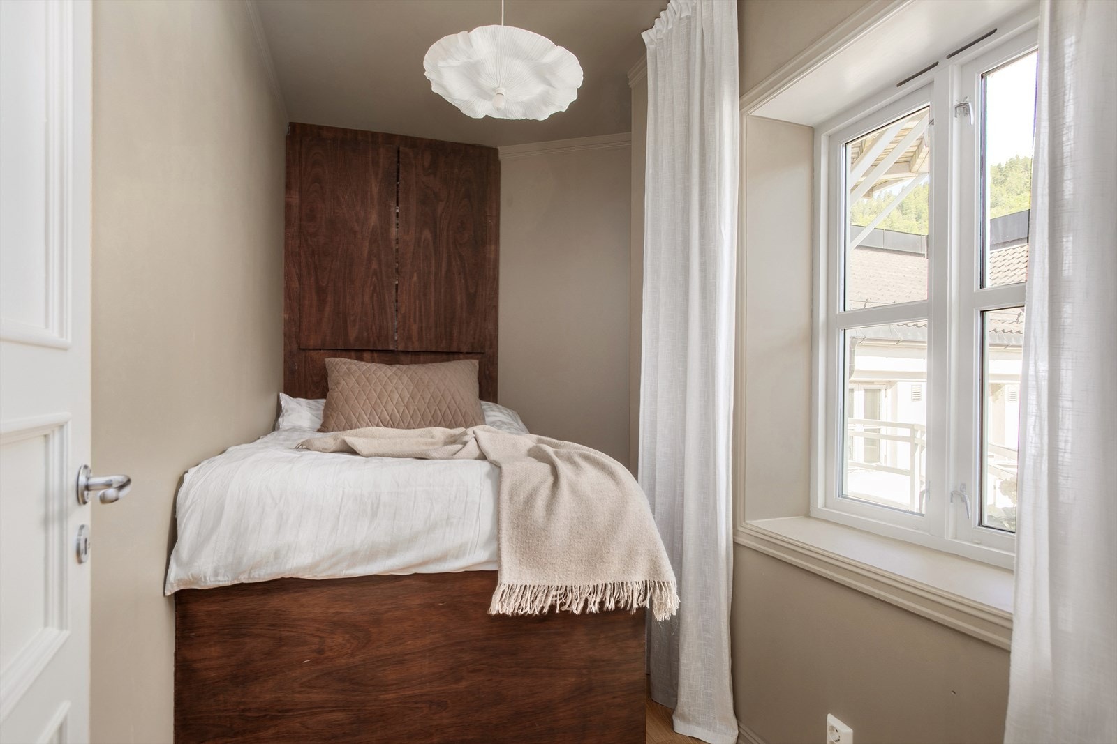 Soverom 2 med plassbygd seng med oppbevaring Galleribilde