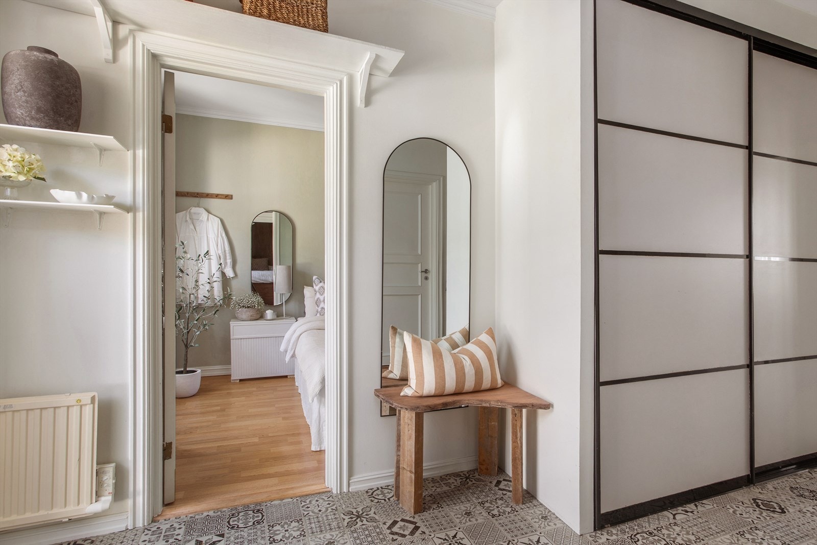 Praktisk skyvedørsgarderobe Galleribilde