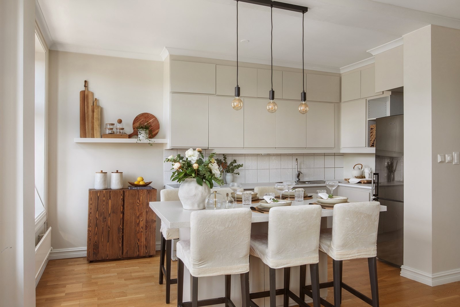 Pent kjøkken med malte fronter i 2022 Galleribilde