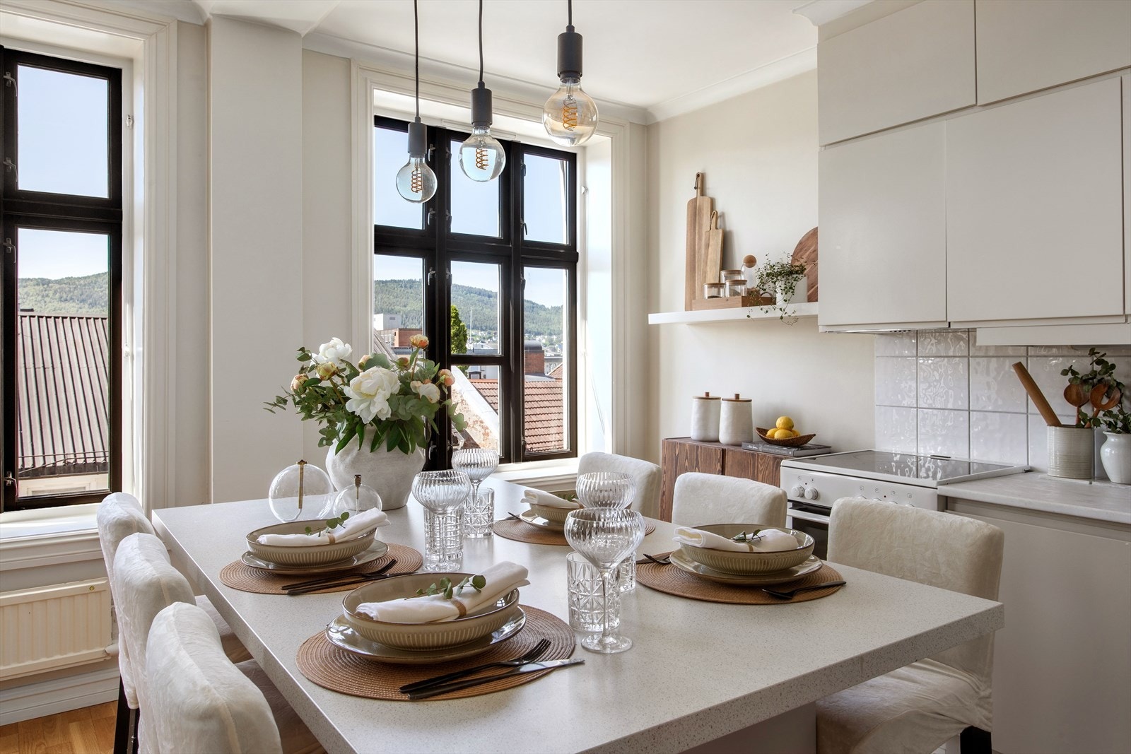 Praktisk kjøkkenøy med sitteplass til flere personer Galleribilde