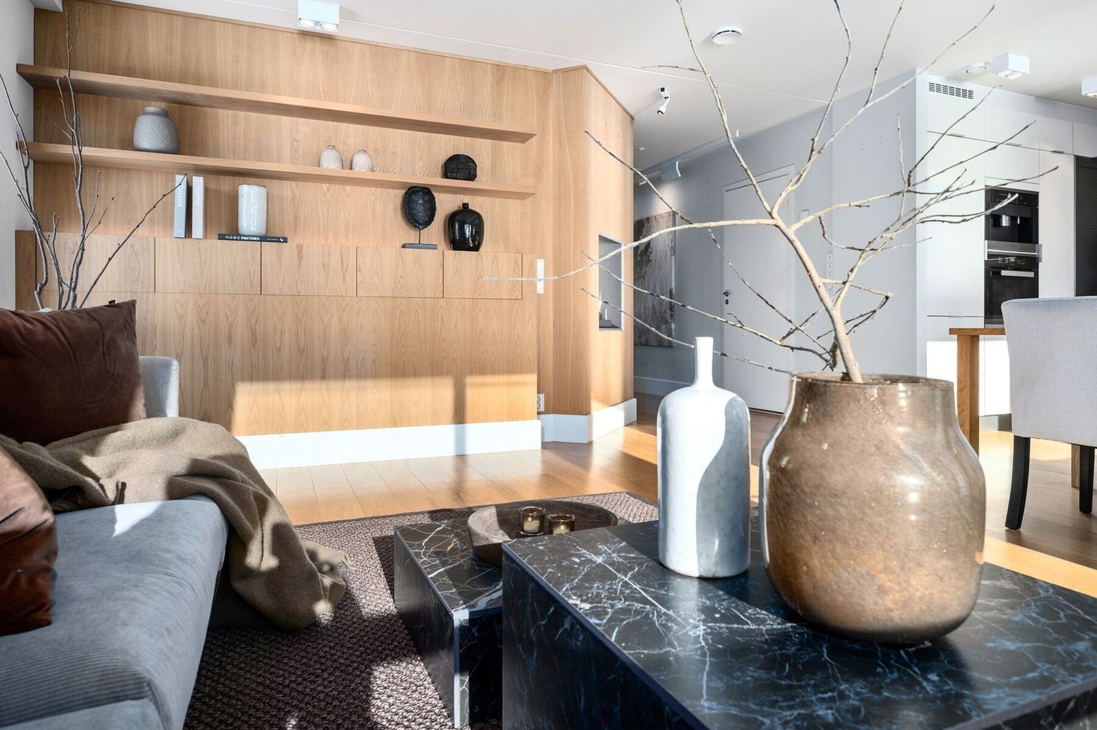 Her er det 1-stavs parkett på gulv, og vannbåren gulvvarme i stue, kjøkken, bad og gang Galleribilde