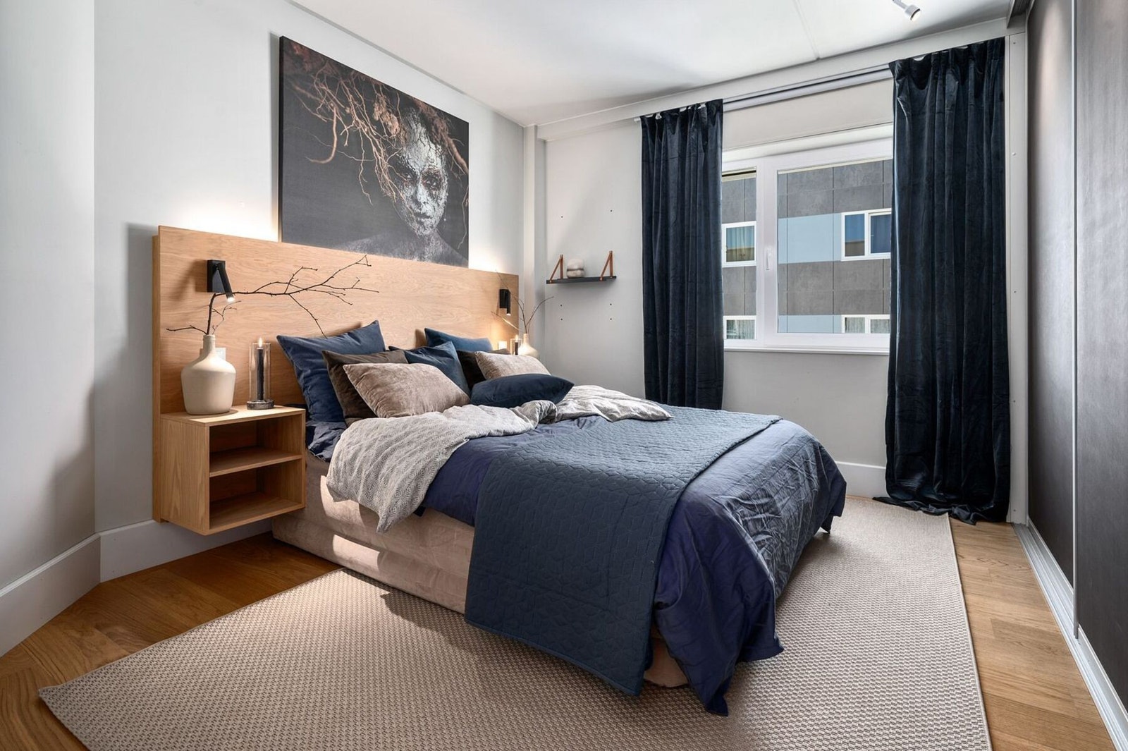 Hovedsoverommet er romslig med god plass til en stor dobbeltseng, og har innebygd skyvedørsgarderobe Galleribilde