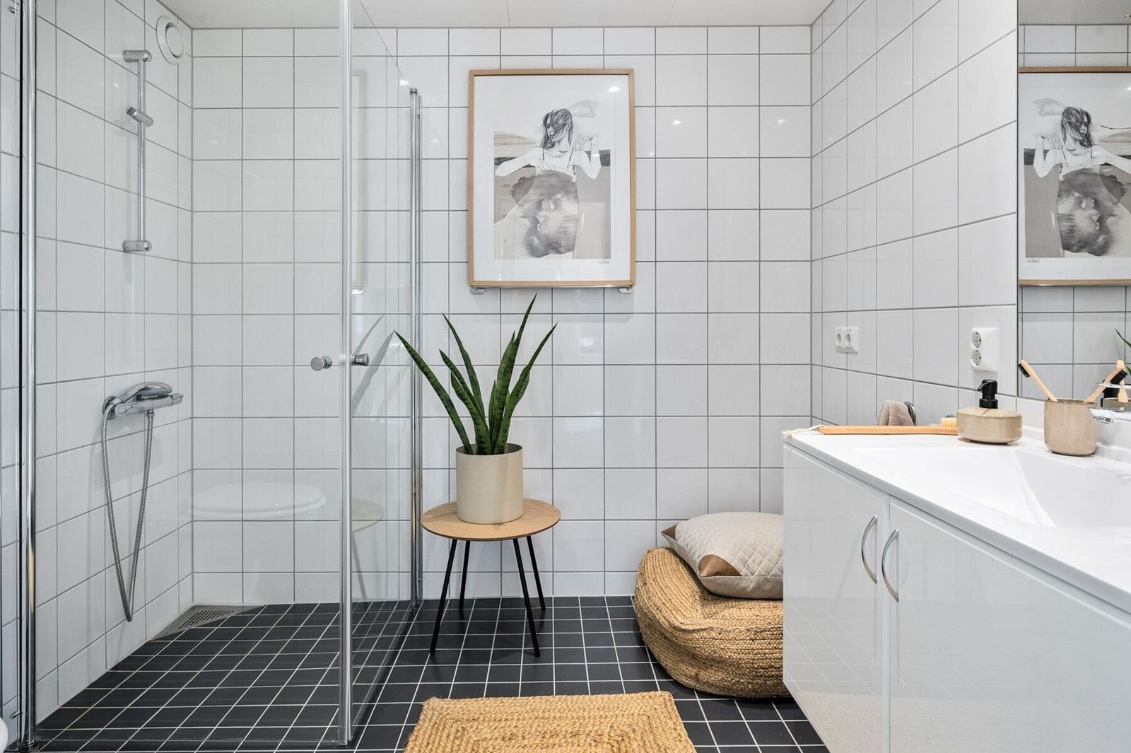 Badet har flislagte vegger og gulv, og er kombinert bad og vaskerom Galleribilde