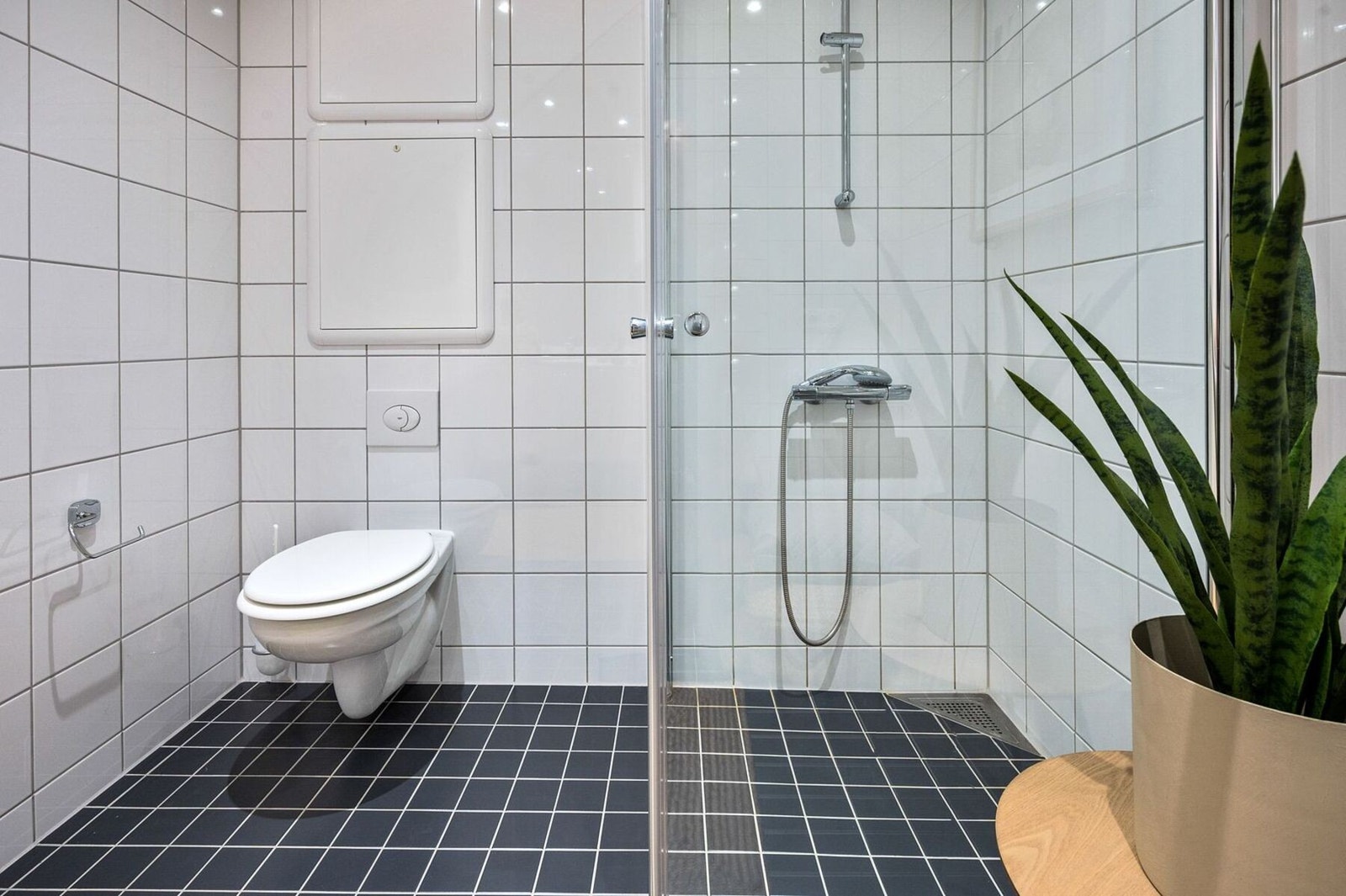 I tillegg inneholder rommet dusjhjørne med glassvegger og toalett Galleribilde