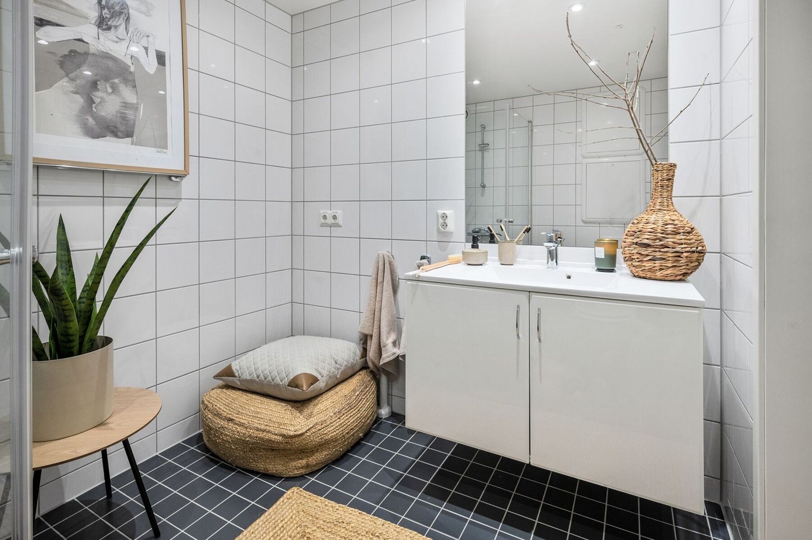 Røropplegg og plass for vaskemaskin på venstre side av servantinnredningen Galleribilde