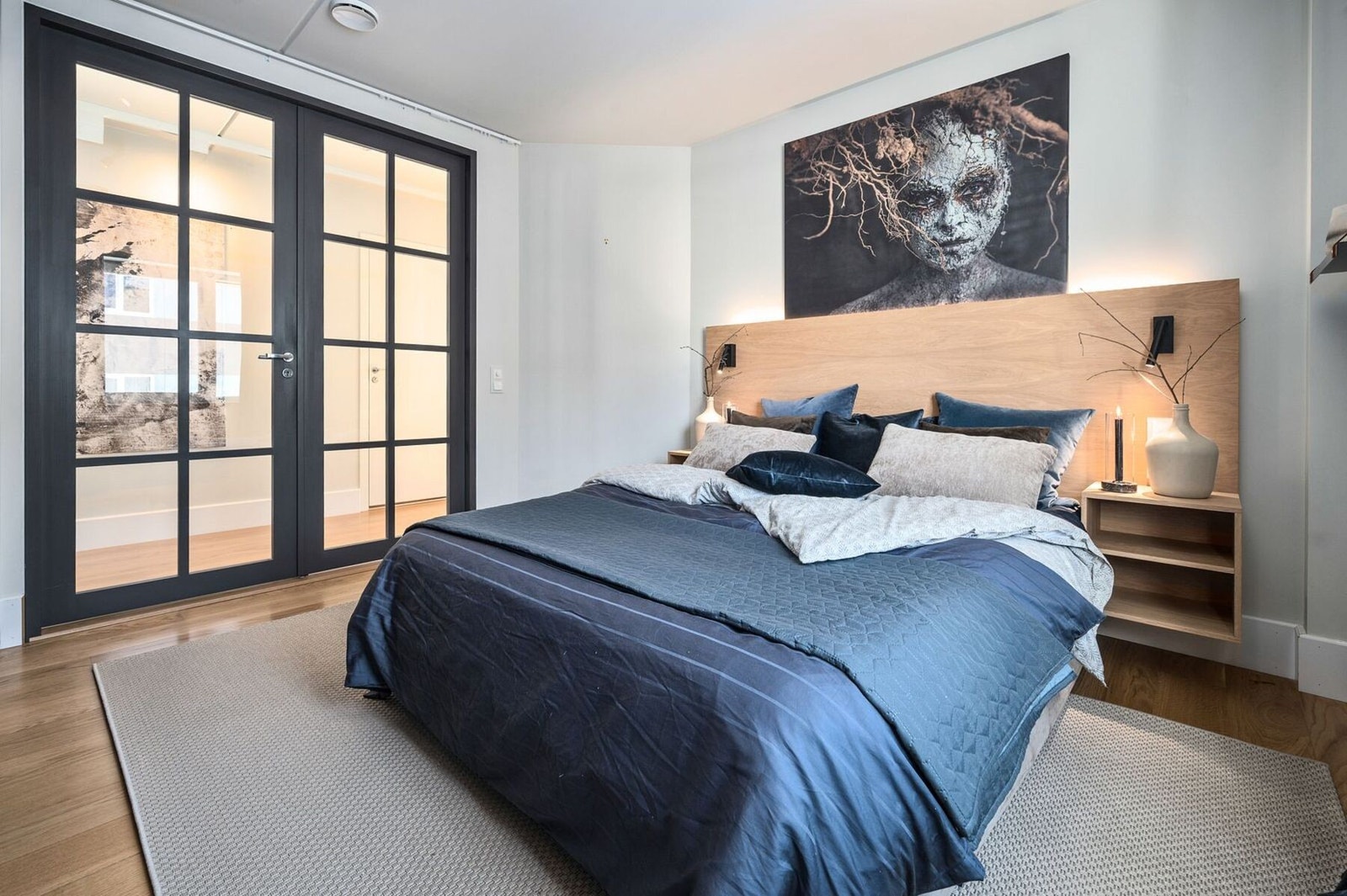 De elegante dørene som tar deg inn til begge soverommene er også håndlagde Galleribilde