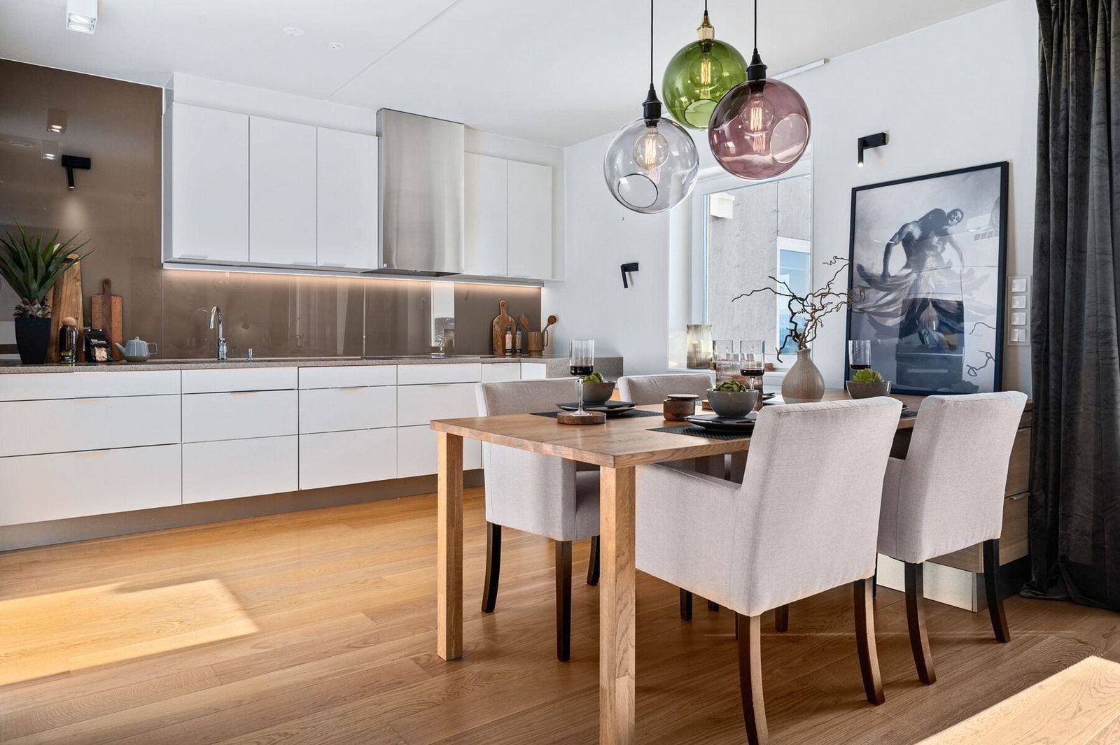 Påkostet designbelysning over spisebord Galleribilde