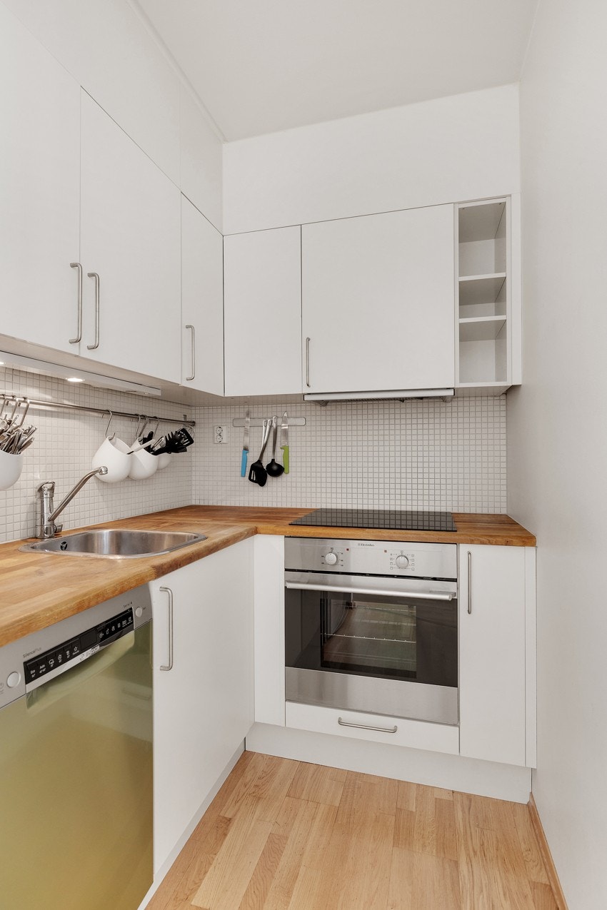 Flott kjøkken med god skap og benkeplass Galleribilde