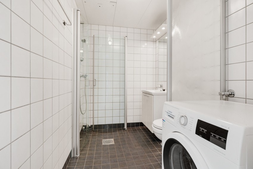 Pent flislagt bad med vaskemaskin inkludert Galleribilde
