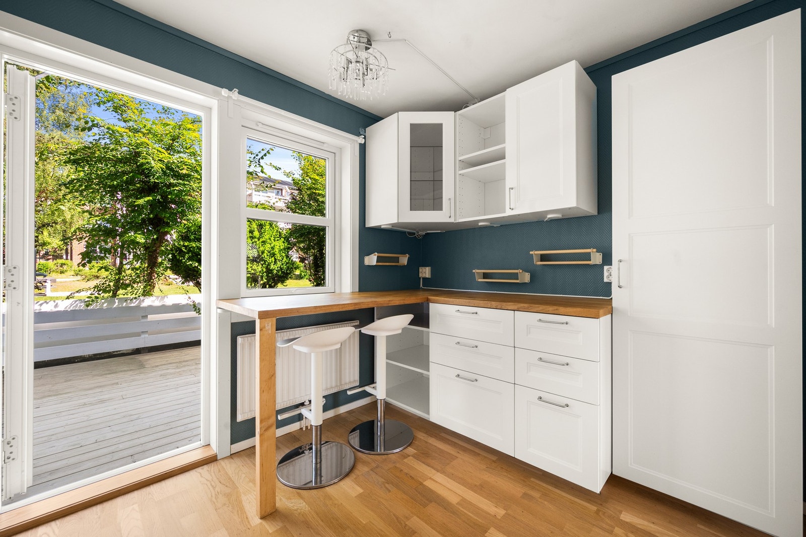 Denne delen av kjøkkenet er installert senere i 2023 for ytterligere oppbevaring. Galleribilde