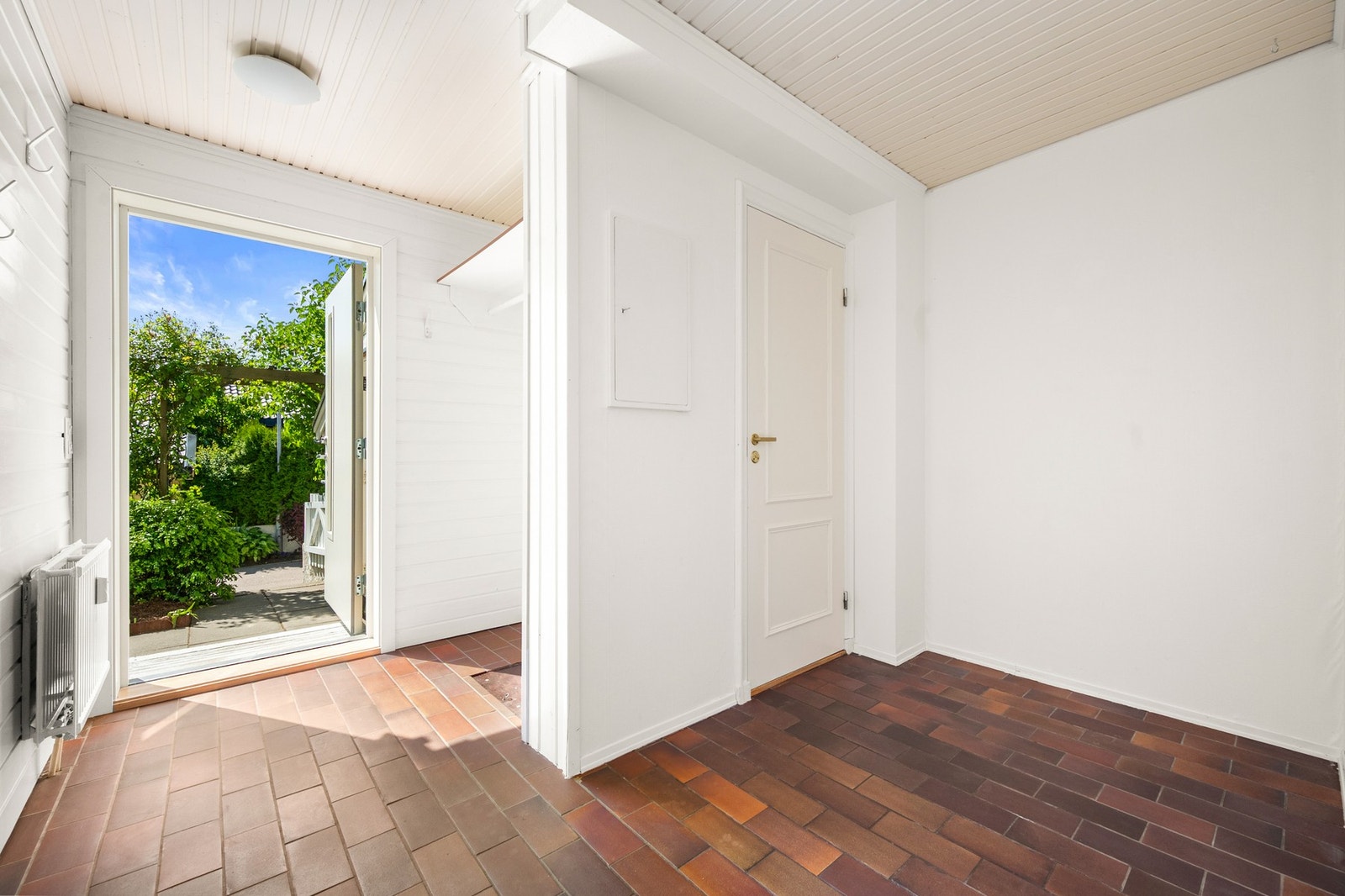 Velkommen inn! Her har du flislagt entré med plass til oppheng av yttertøy og sko. Galleribilde