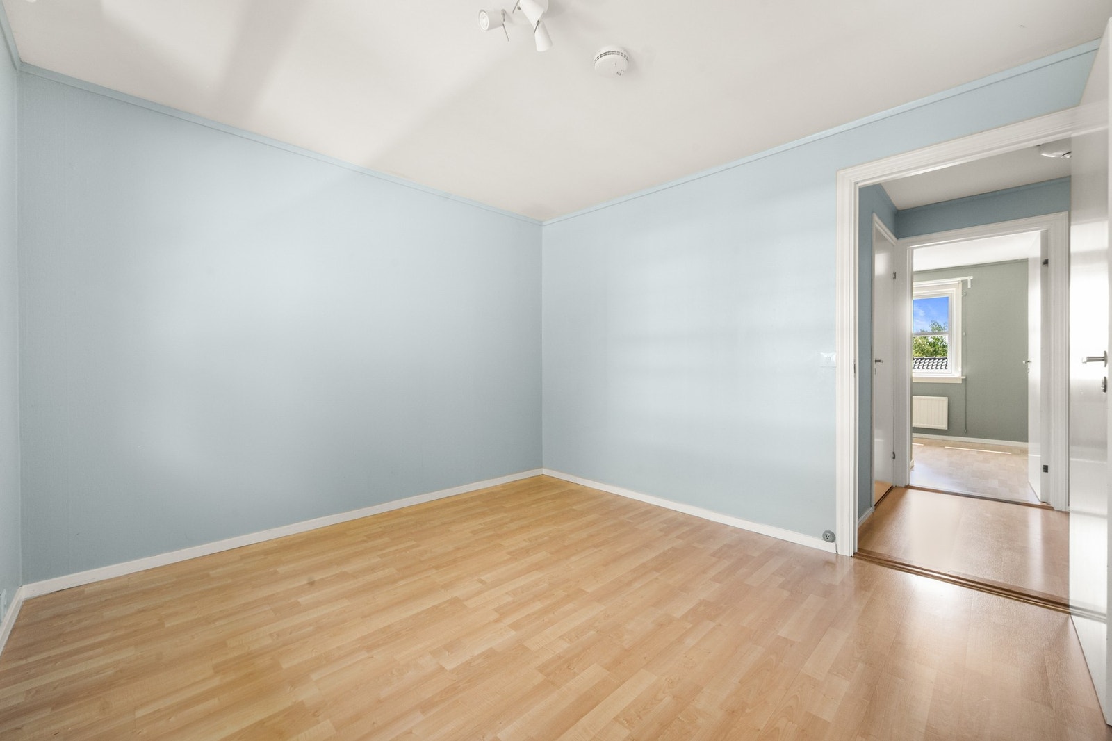 Her har du god plass til møblering av dobbeltseng og tilhørende nattbord. Galleribilde