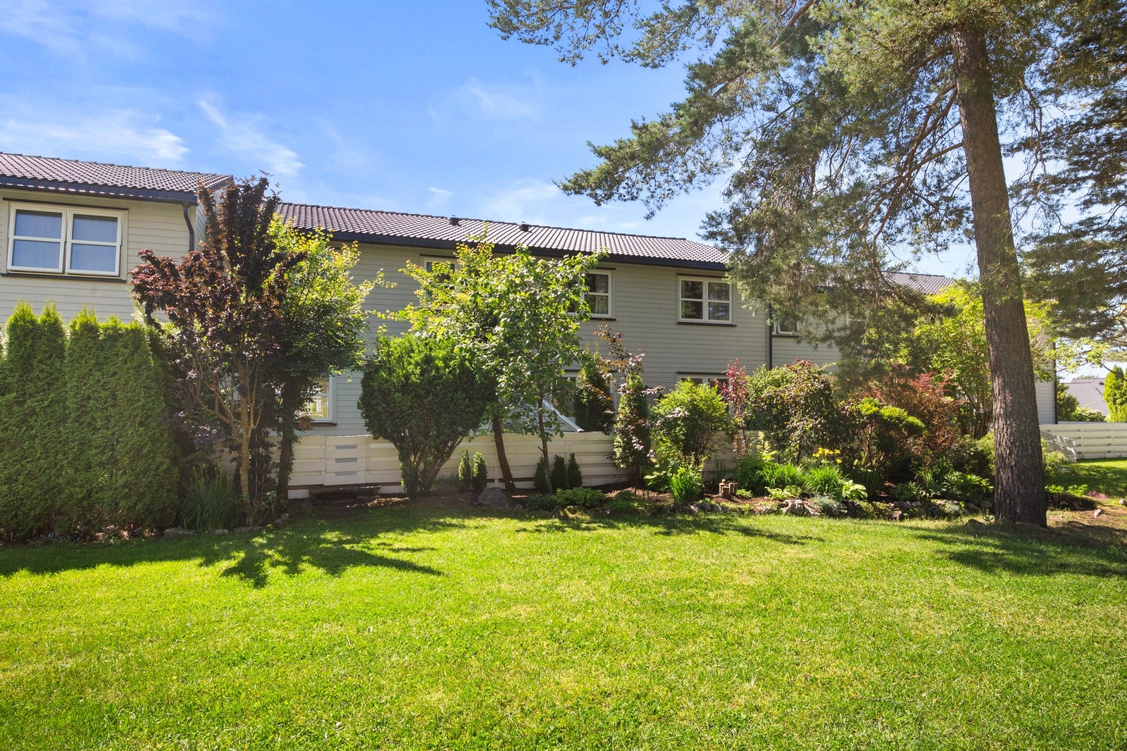 Fra boligen har du kort avstand til Holmlia senter med alt du trenger i hverdagen. Nærbutikken ligger også i nabolaget. Galleribilde