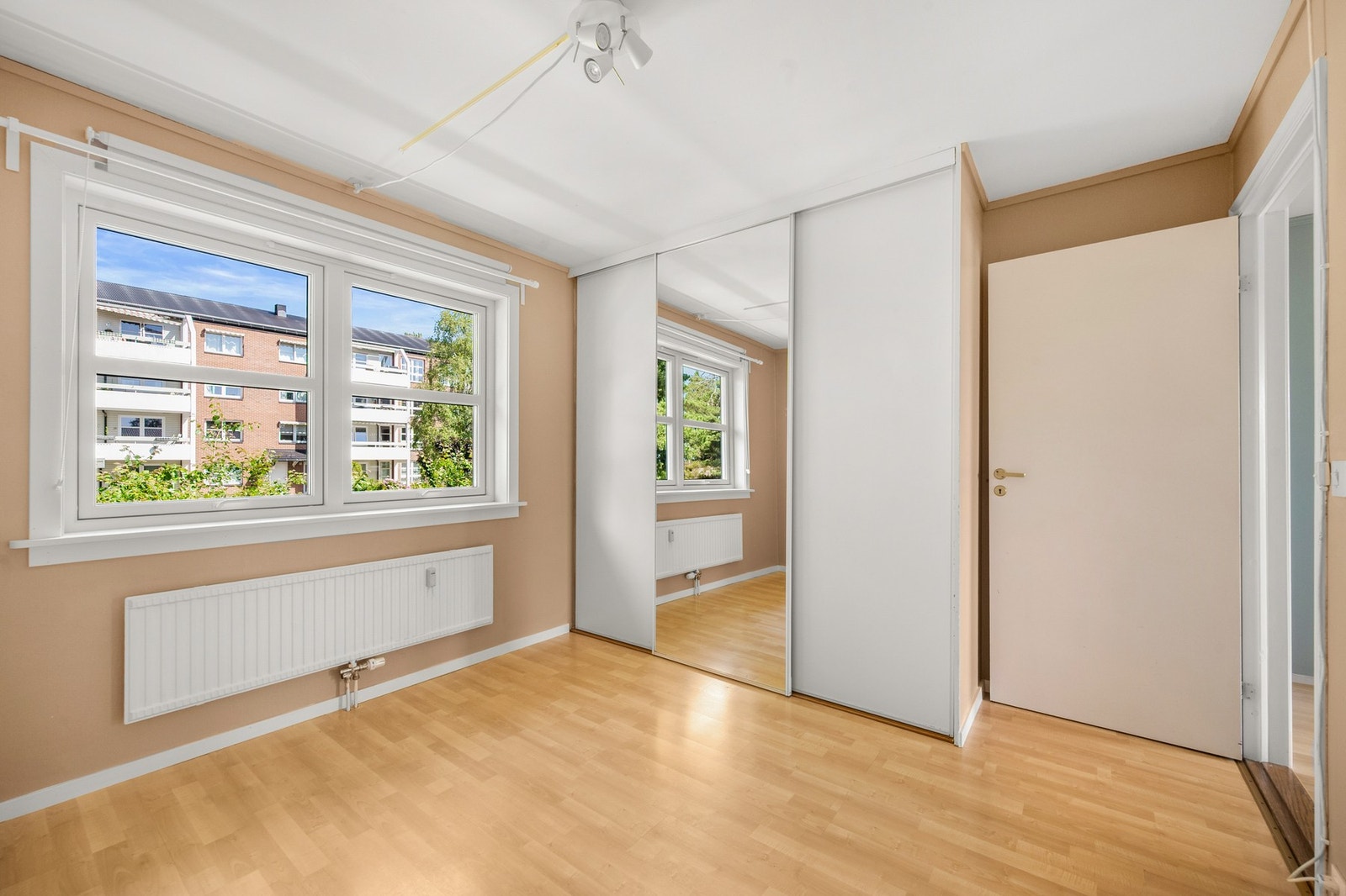 Skyvegarderobe i soverommet medfølger ved salg. Galleribilde