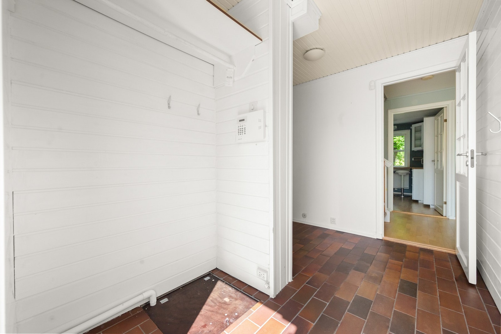 Dør mellom gang og stue gjør det enkelt å skjule inngangsparti fra resten av boligen. Galleribilde