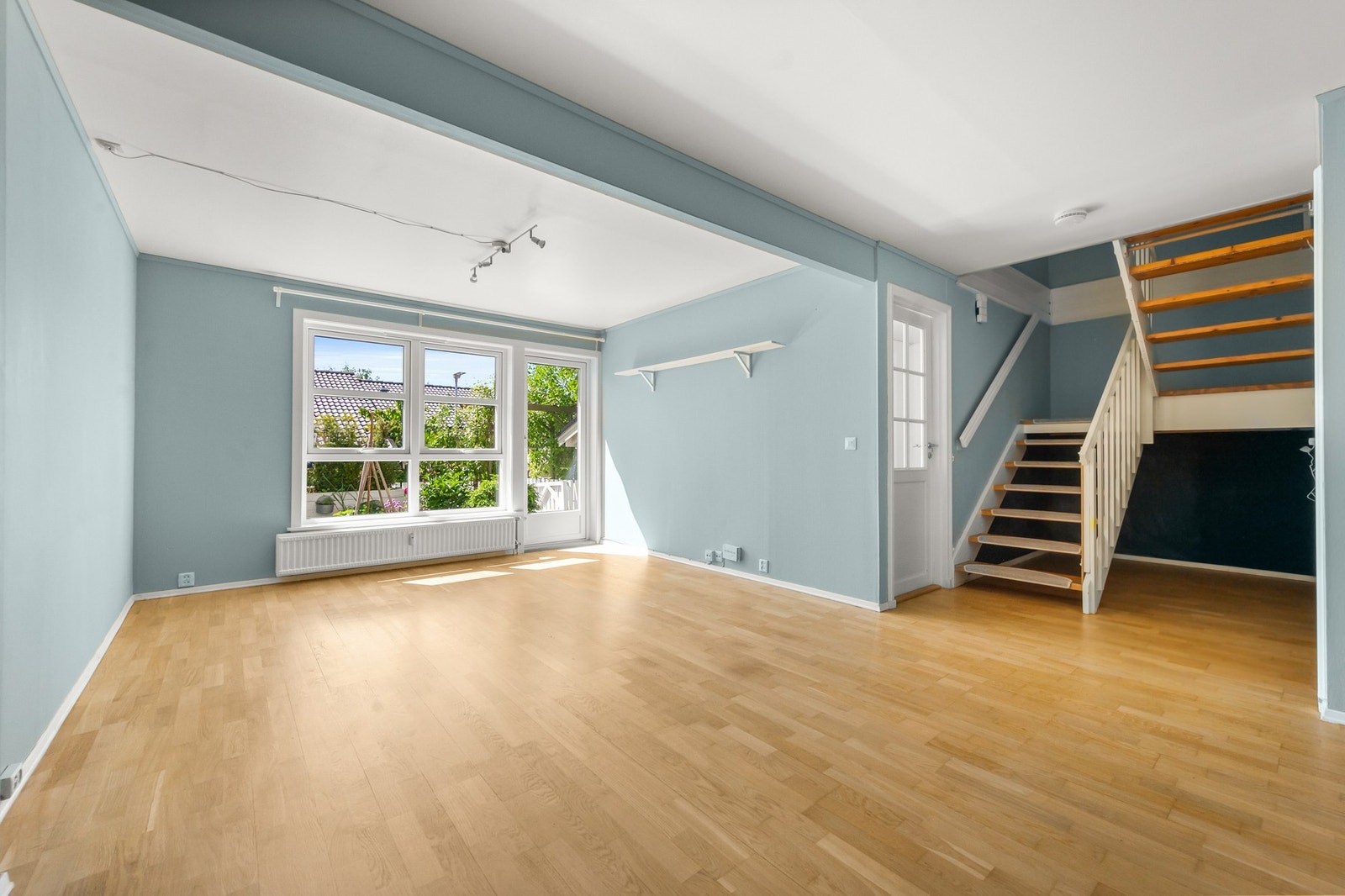 Her har du flere gode møbleringsmuligheter med plass til stor sofa og mediemøbler. Galleribilde