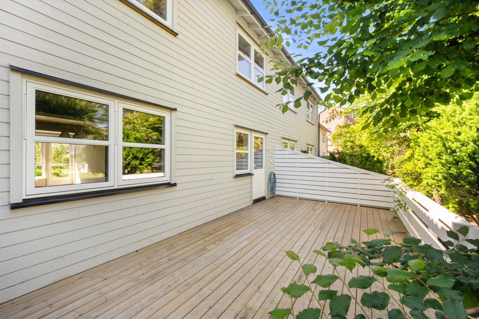 Fra kjøkkenet har du adgang ut til en stor og pen terrasse. Galleribilde