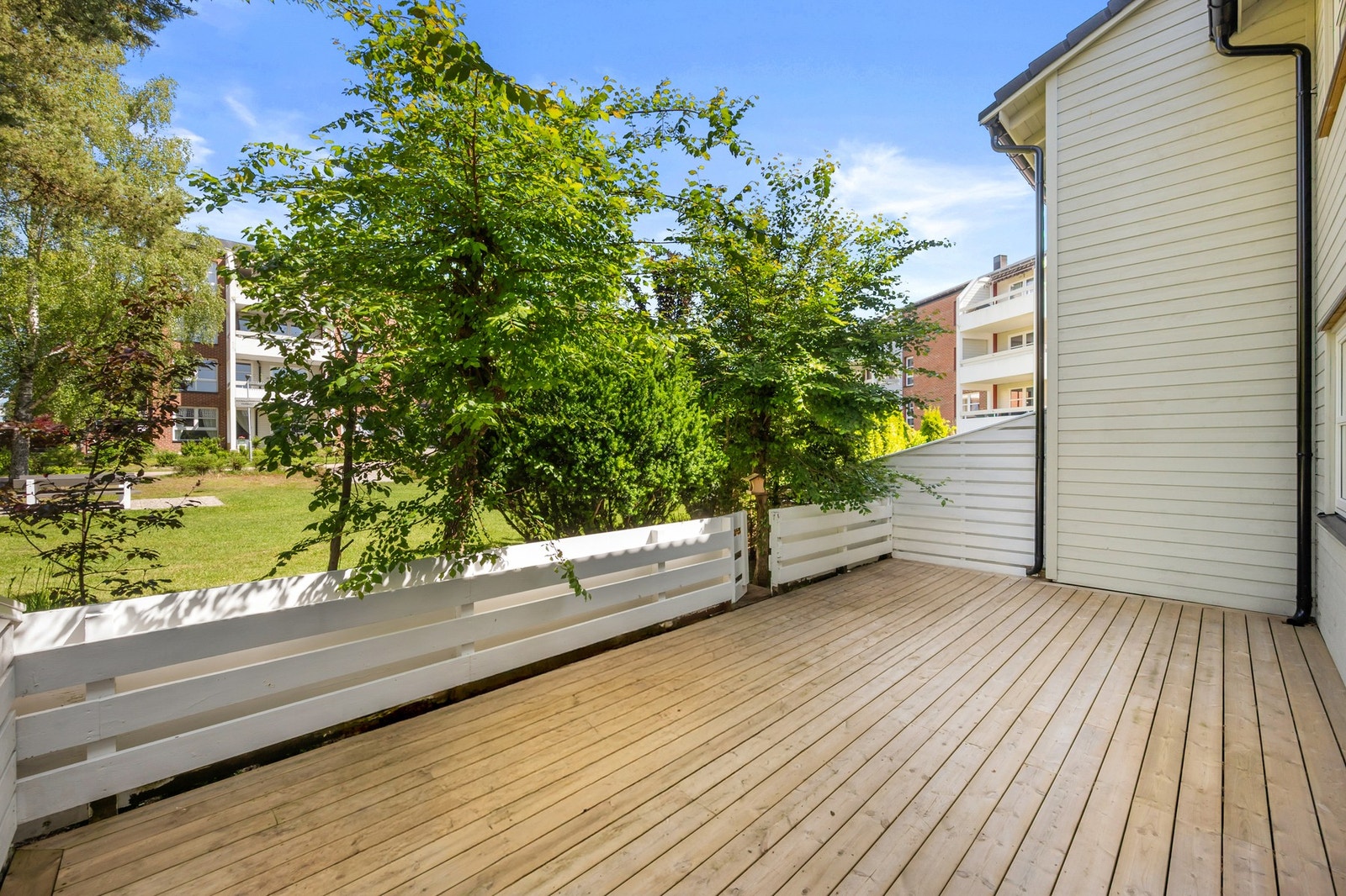 Terrasse med pene trebord, byttet ut i 2024. Galleribilde