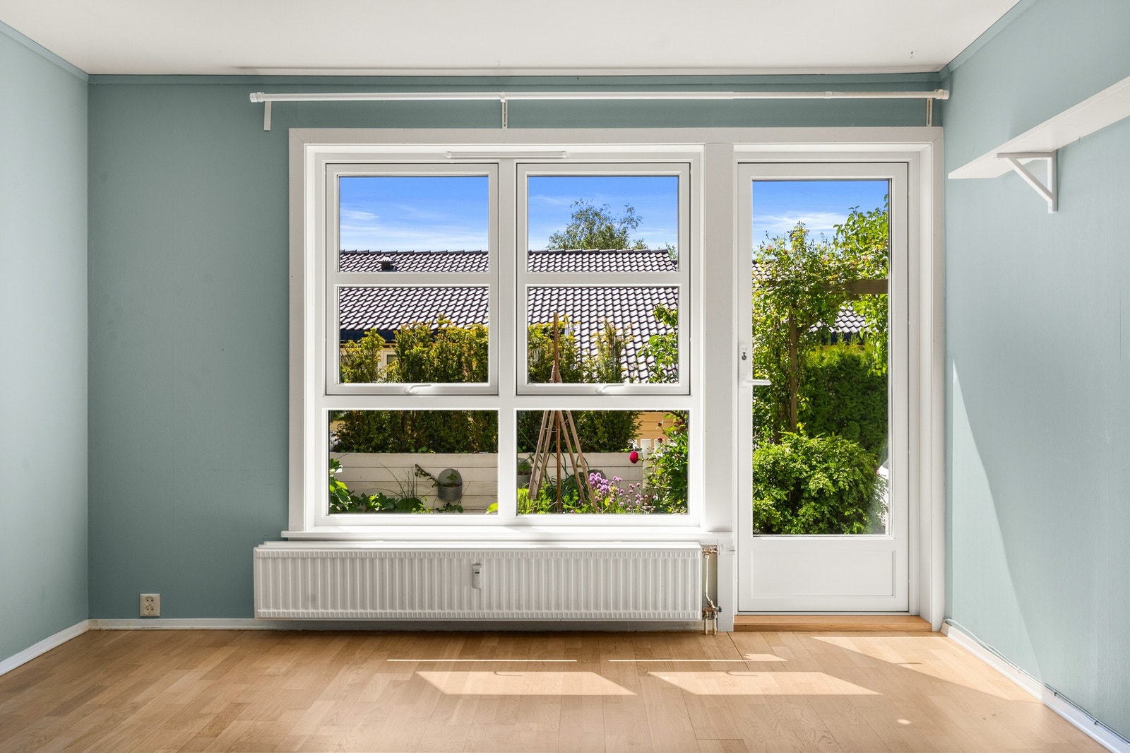 Store vindusflater med vinduer fra 2021 gir godt med naturlig lysinnslipp. Galleribilde