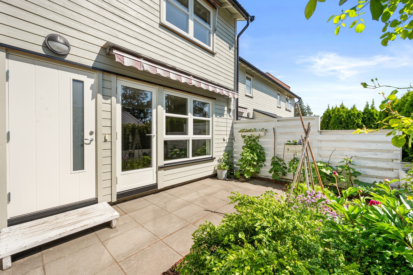 Inngangsparti med hyggelig beplanting for godt førsteinntrykk. Galleribilde