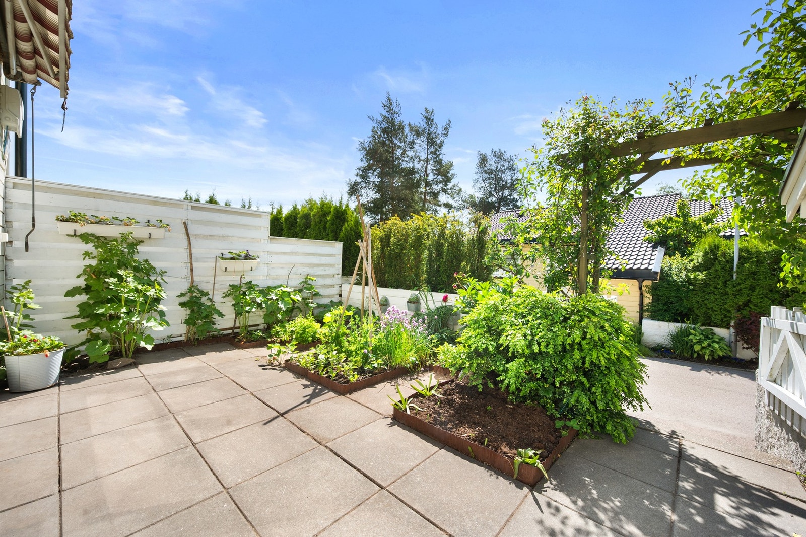 Boligen ligger supersentralt til med kort avstand til både skole og barnehager. Galleribilde