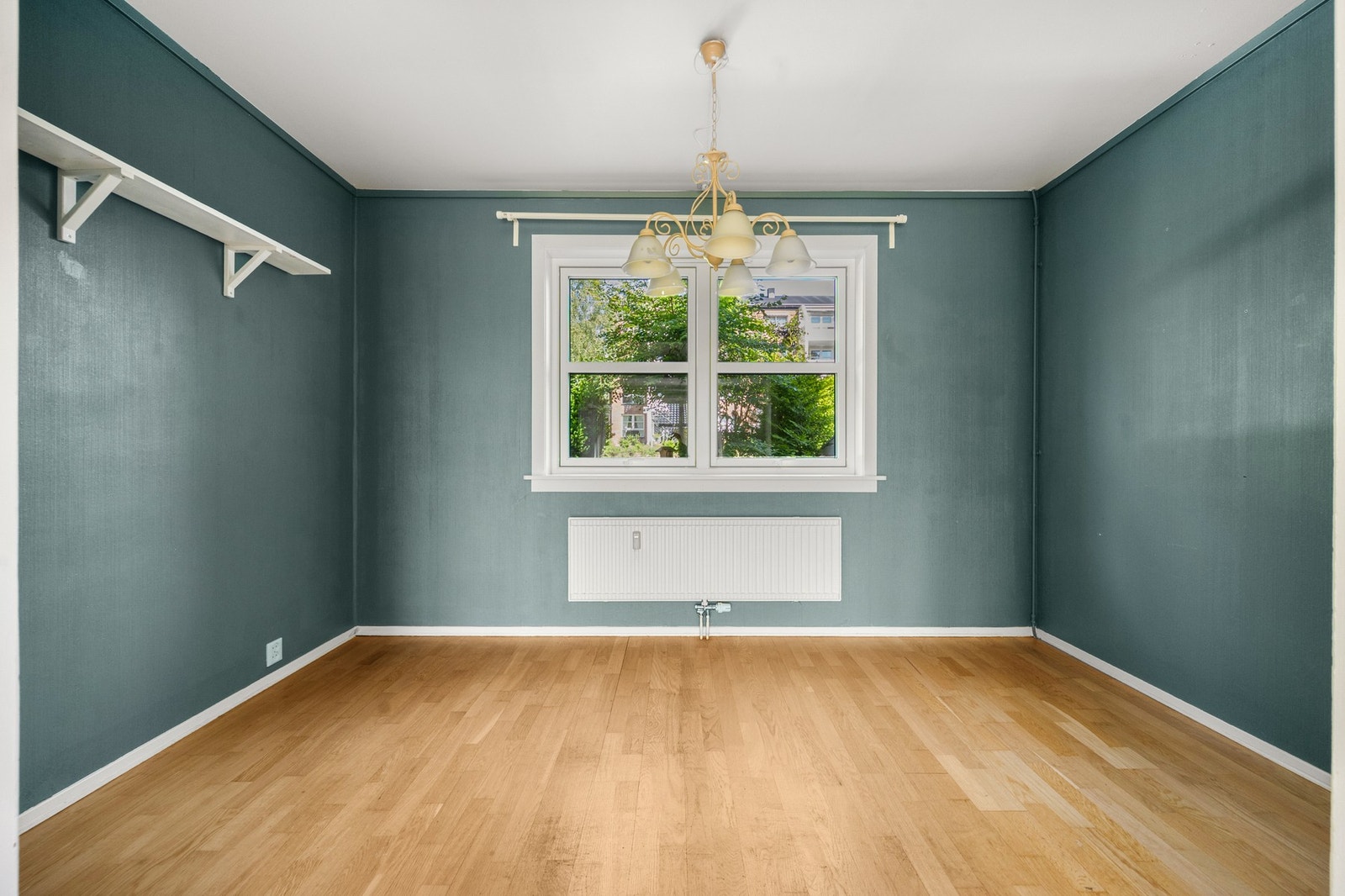 Spisestue i naturlig tilknytning til kjøkken og med god avstand fra stuen. Galleribilde