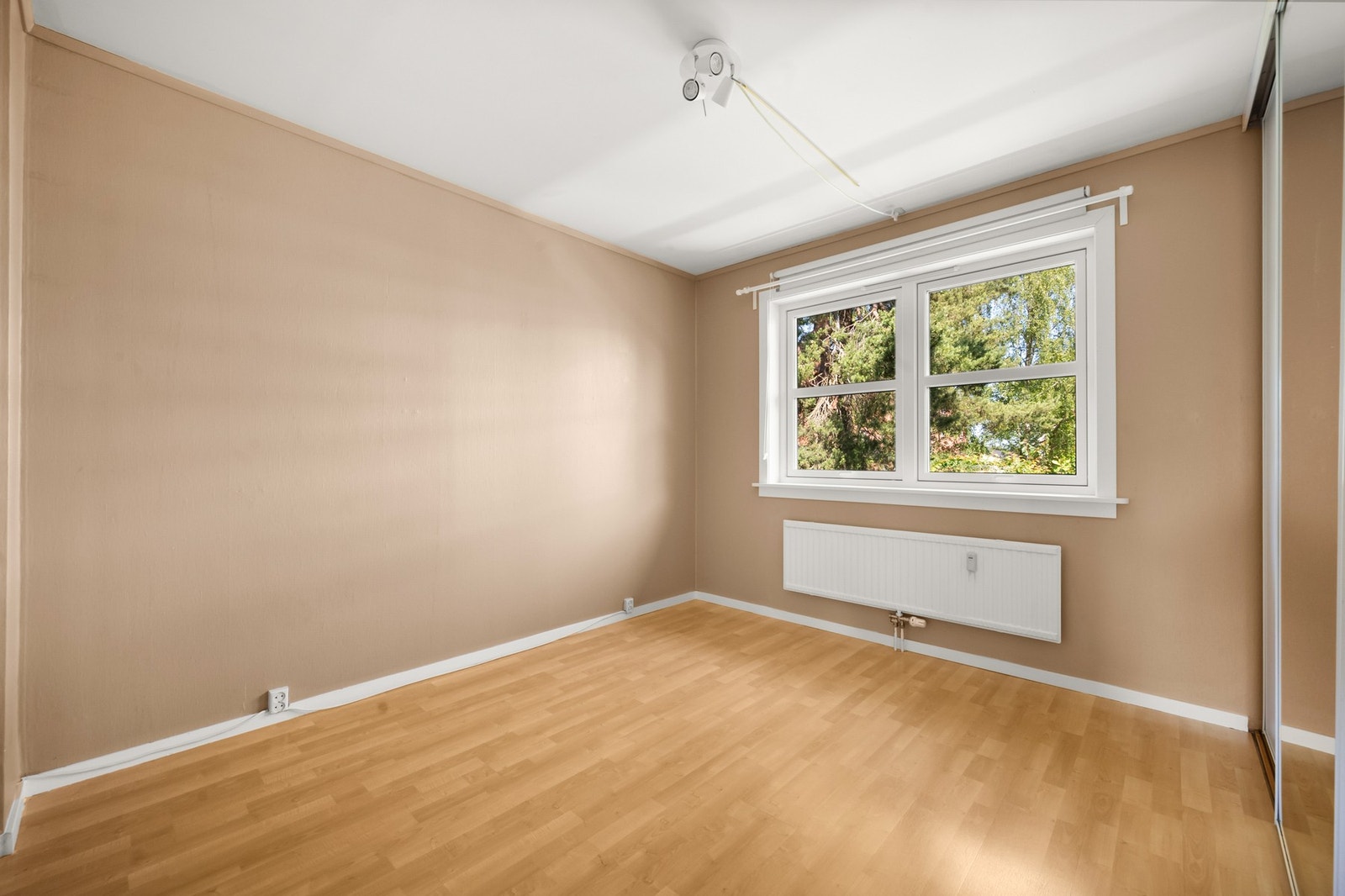 Boligen 2.soverom. Boligen ligger i et bilfritt felt, så her hører du ingenting. Galleribilde